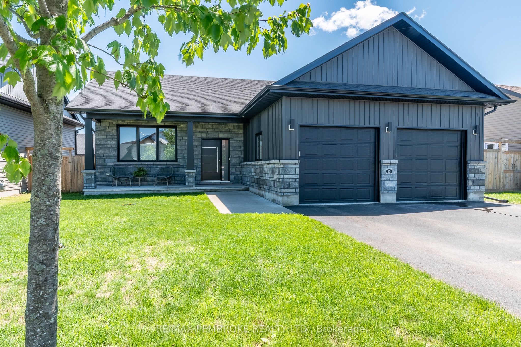 15 Drew Street, Petawawa, ON K8H 0G4 photo 2