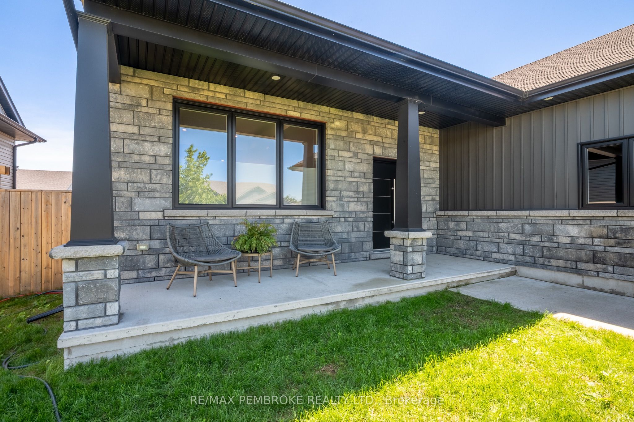 15 Drew Street, Petawawa, ON K8H 0G4 photo 3