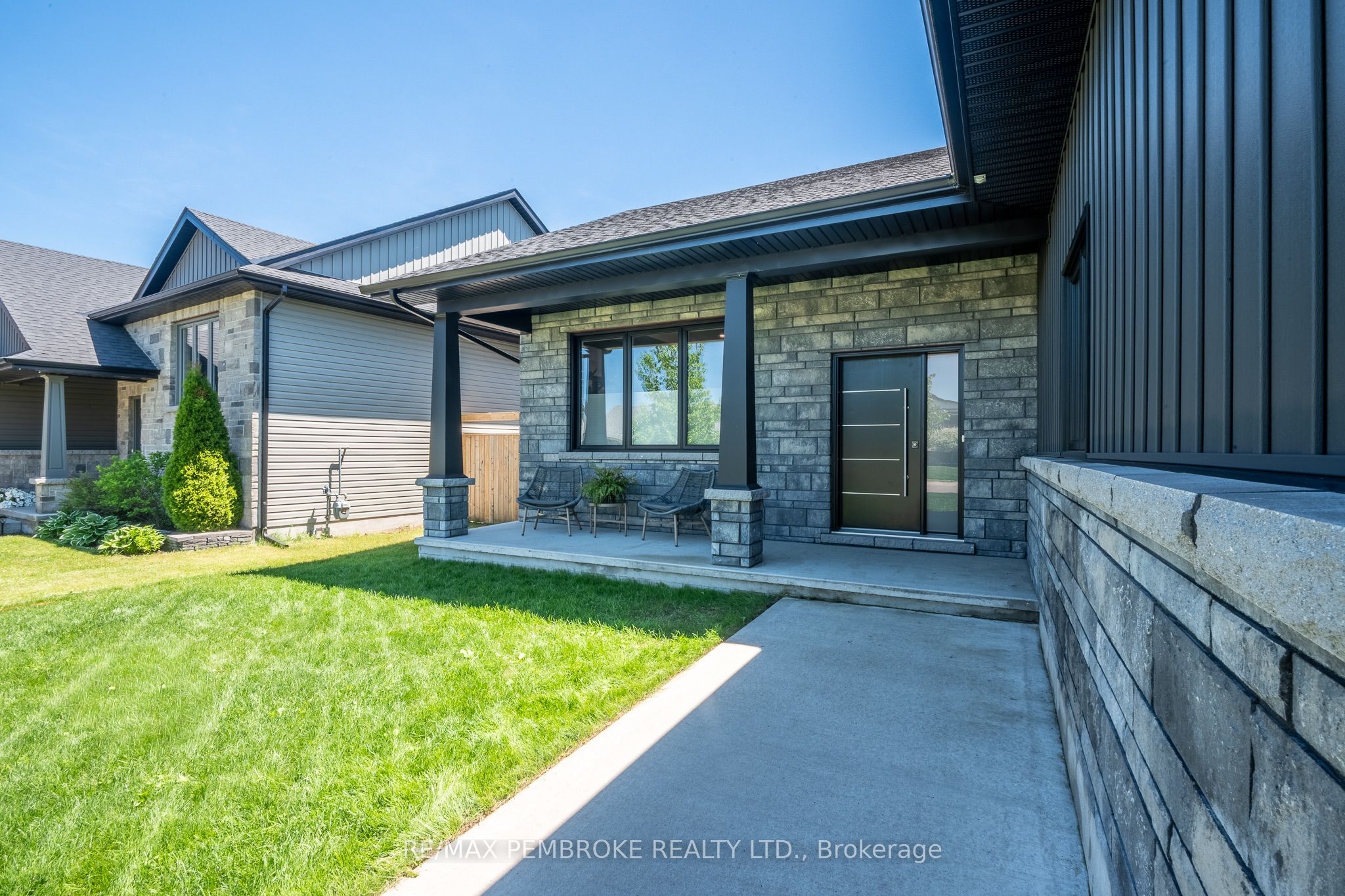 15 Drew Street, Petawawa, ON K8H 0G4 photo 4