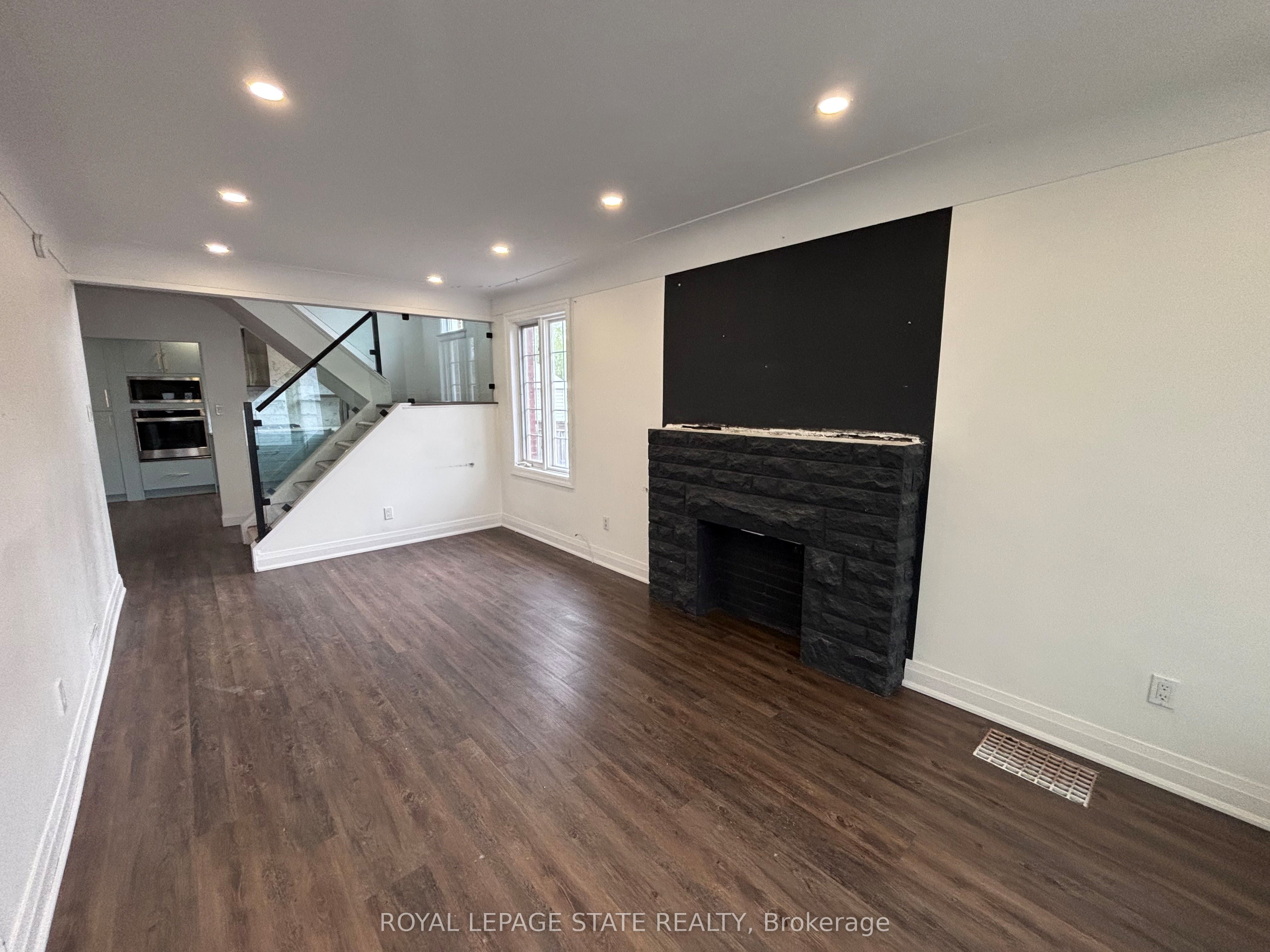 122 Queensdale Avenue E, Hamilton, ON L9A 1K3 photo 4