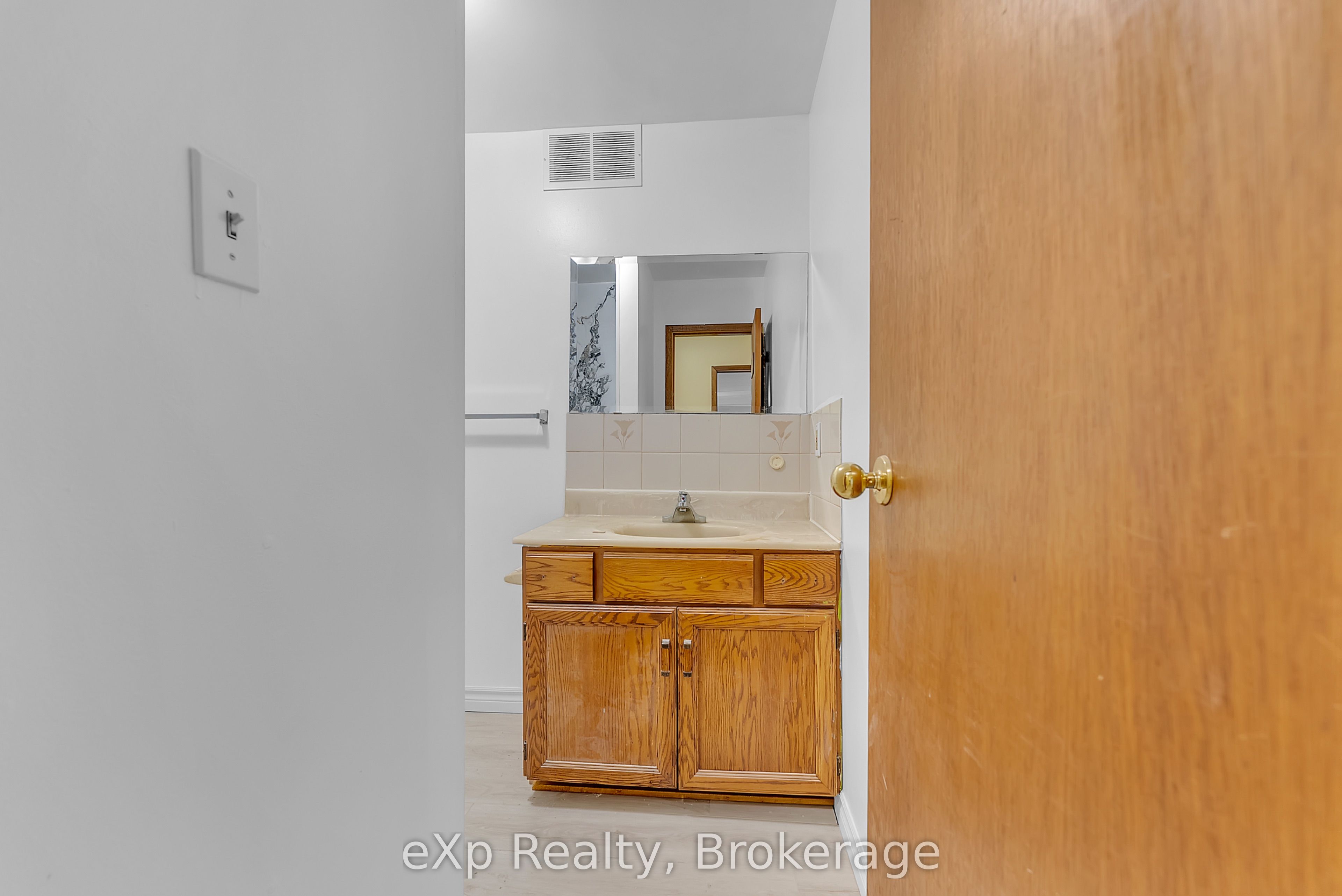 2 King Street Apt 2, Quinte West, ON K8V 3V7 photo 5