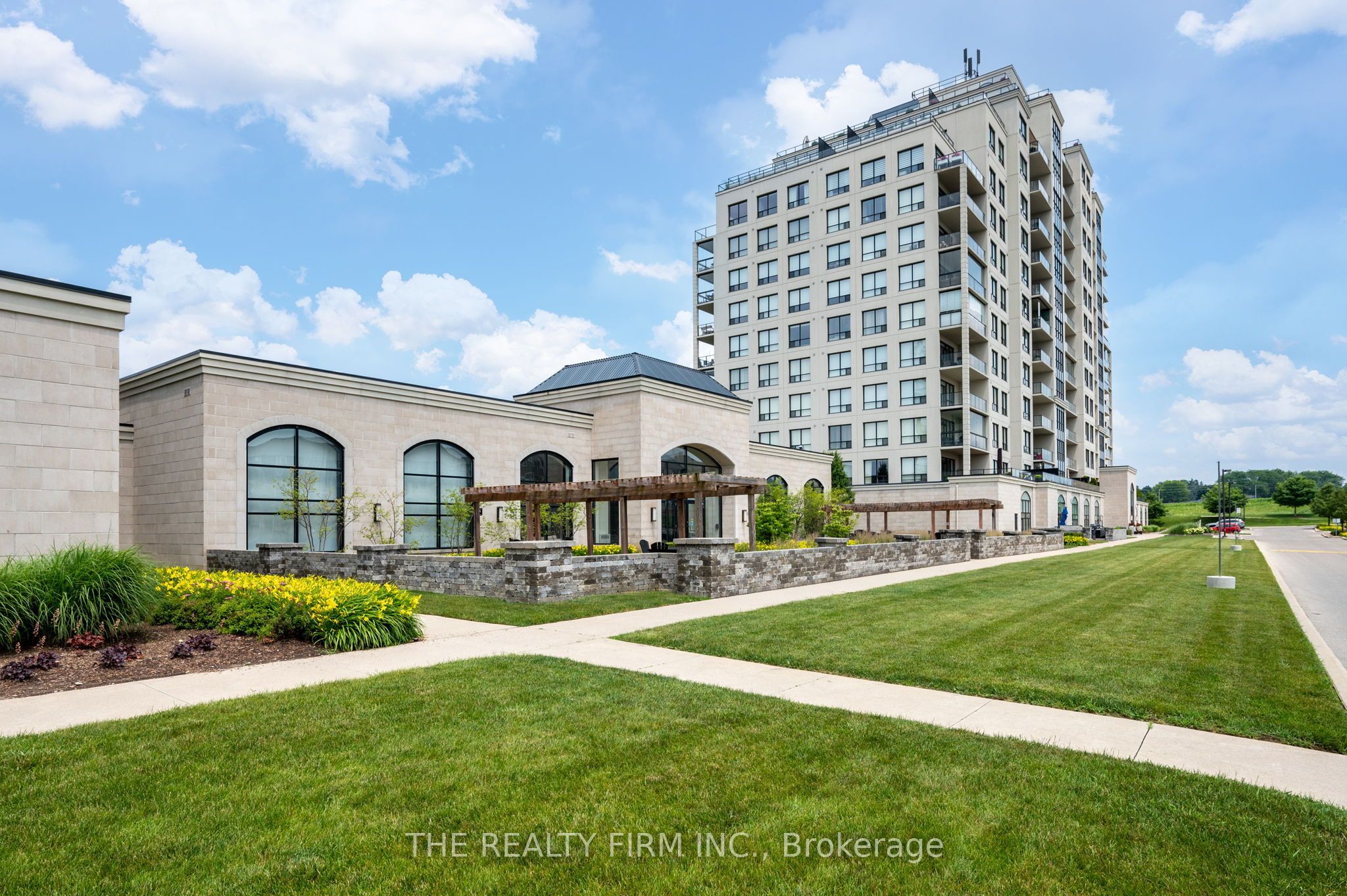 240 Villagewalk Boulevard 1303, London North, ON N6G 0P6