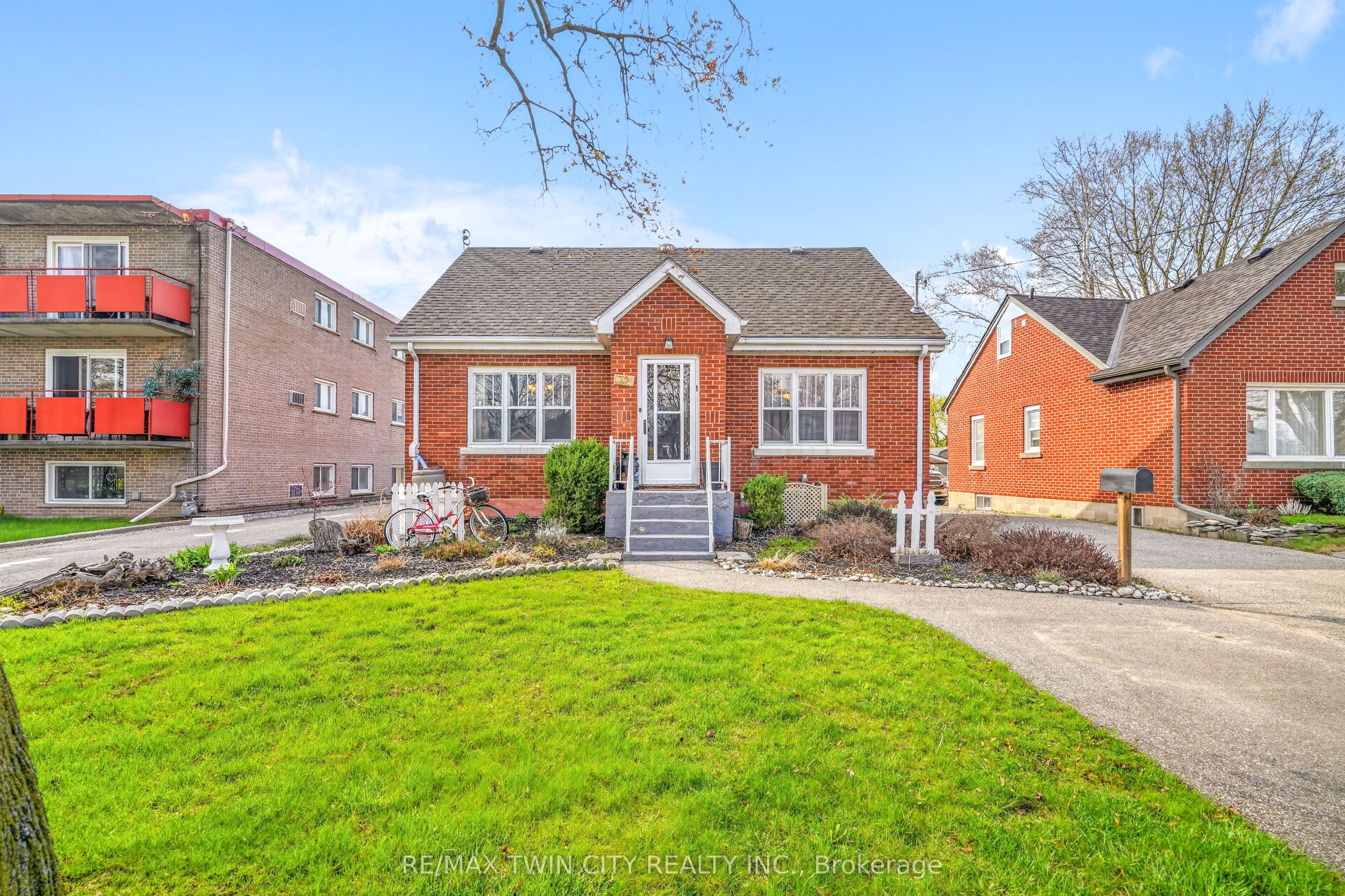 32 Fulton Street, Brantford, ON N3R 4E5