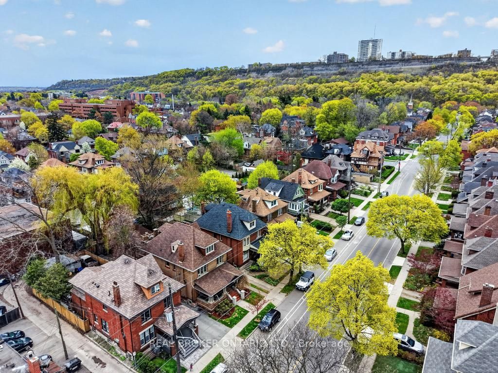 137 Sherman Avenue S, Hamilton, ON L8M 2R1 photo 2