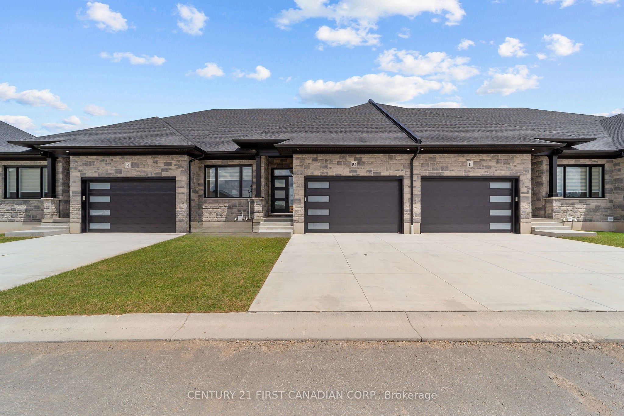32 Postma Crescent 11, North Middlesex, ON N0M 1A0 photo 2