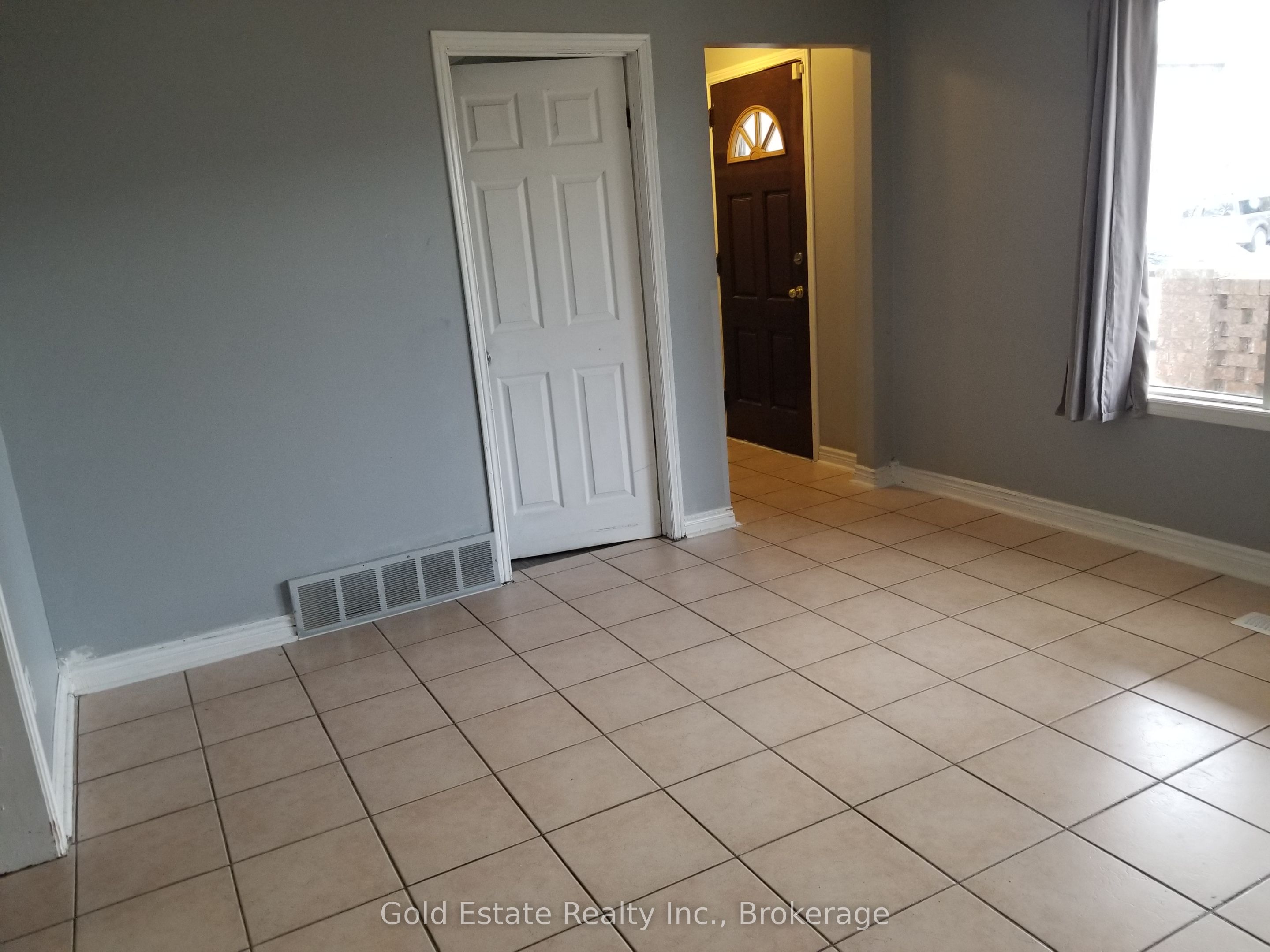 426 Langlois Avenue Upper, Windsor, ON N9A 2G4 photo 2