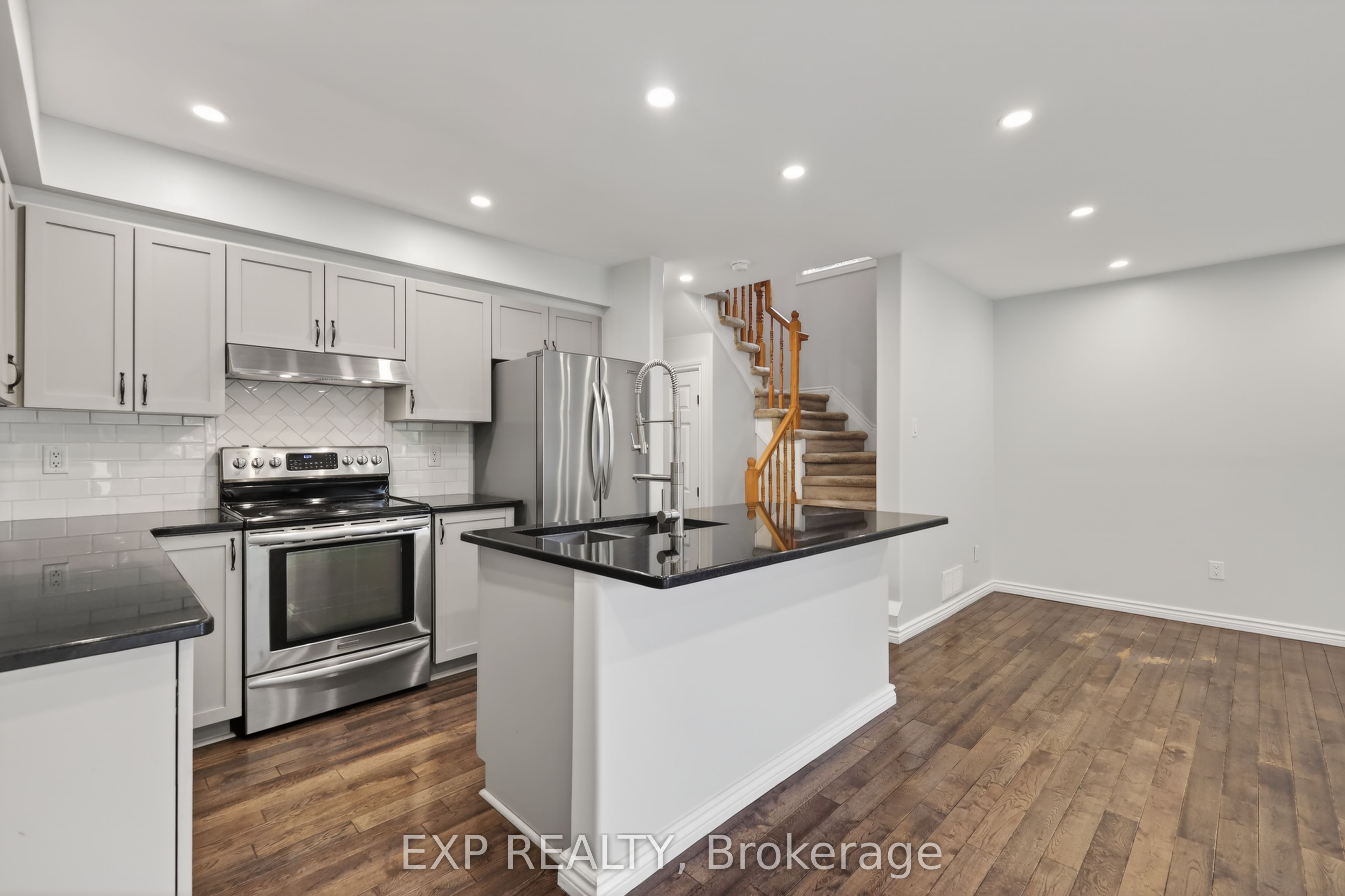 11 Boulder Way, Barrhaven, ON K2J 4R7 photo 2