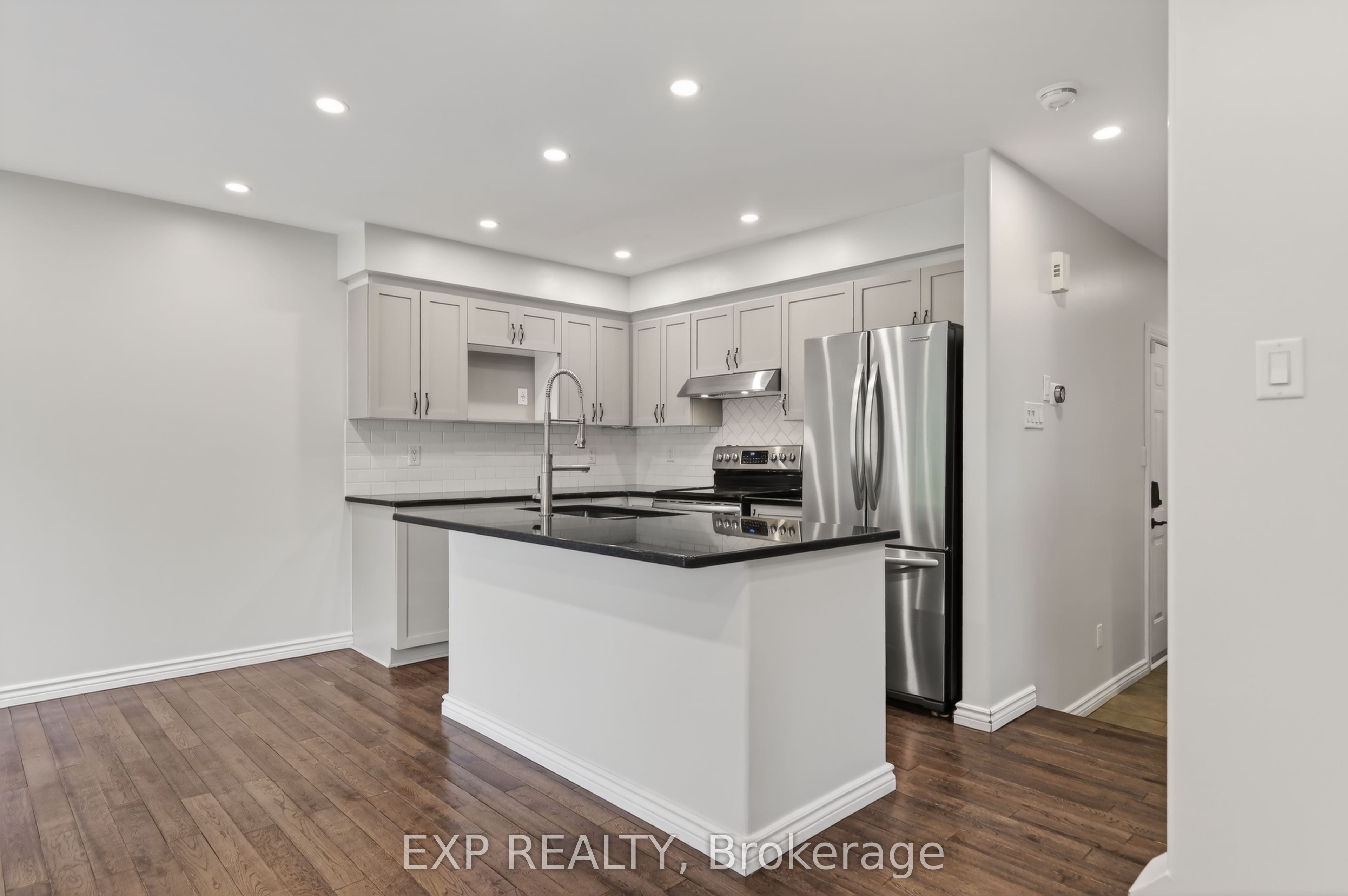 11 Boulder Way, Barrhaven, ON K2J 4R7 photo 3