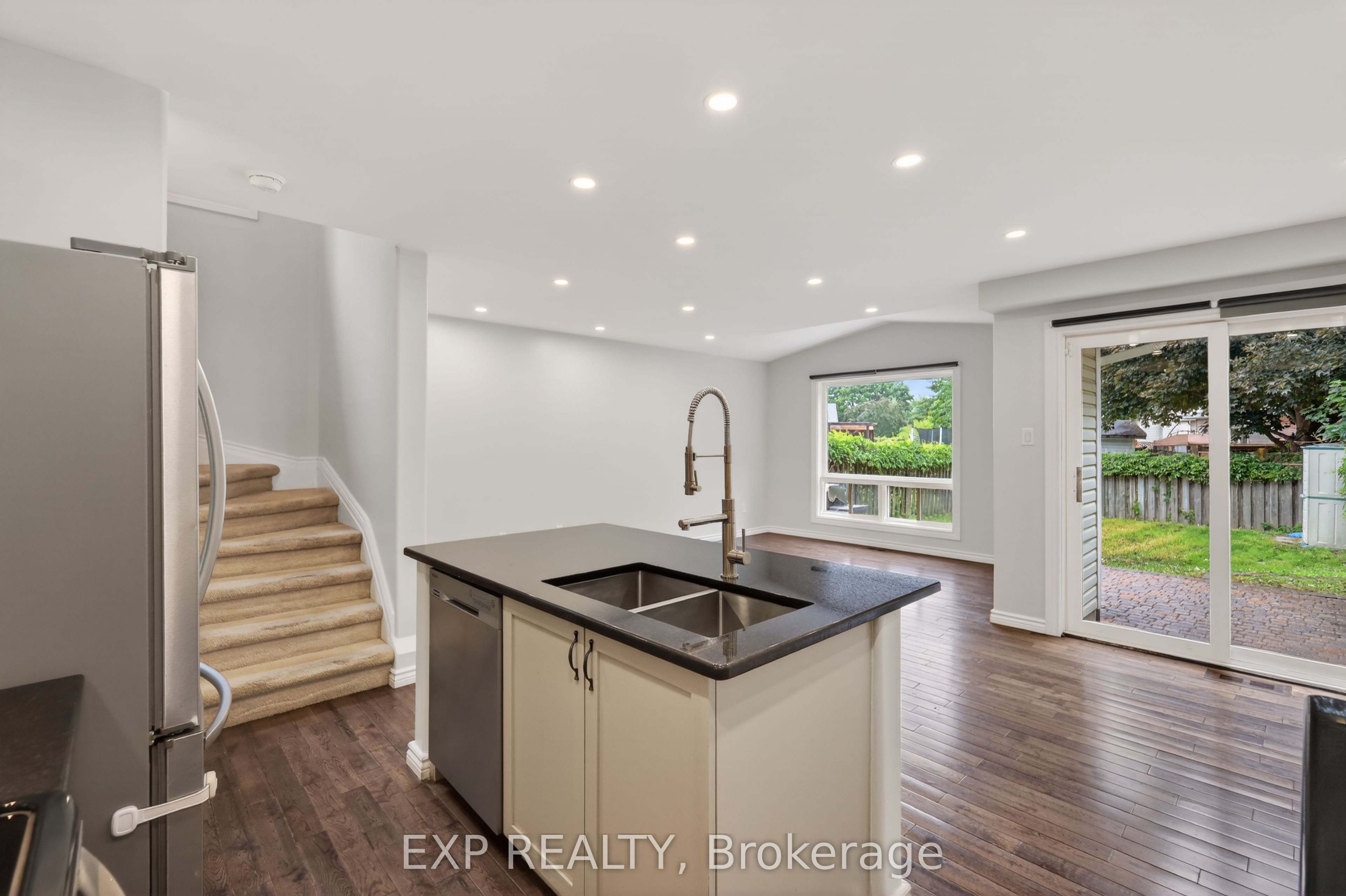11 Boulder Way, Barrhaven, ON K2J 4R7 photo 4