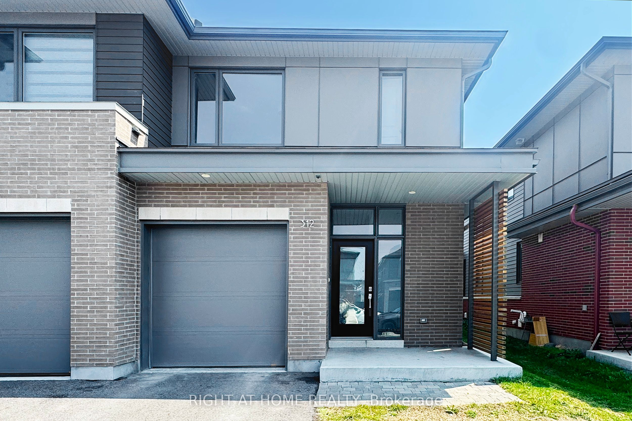312 WIGWAS Street, Manor Park - Cardinal Glen and Area, ON K1K 5A1