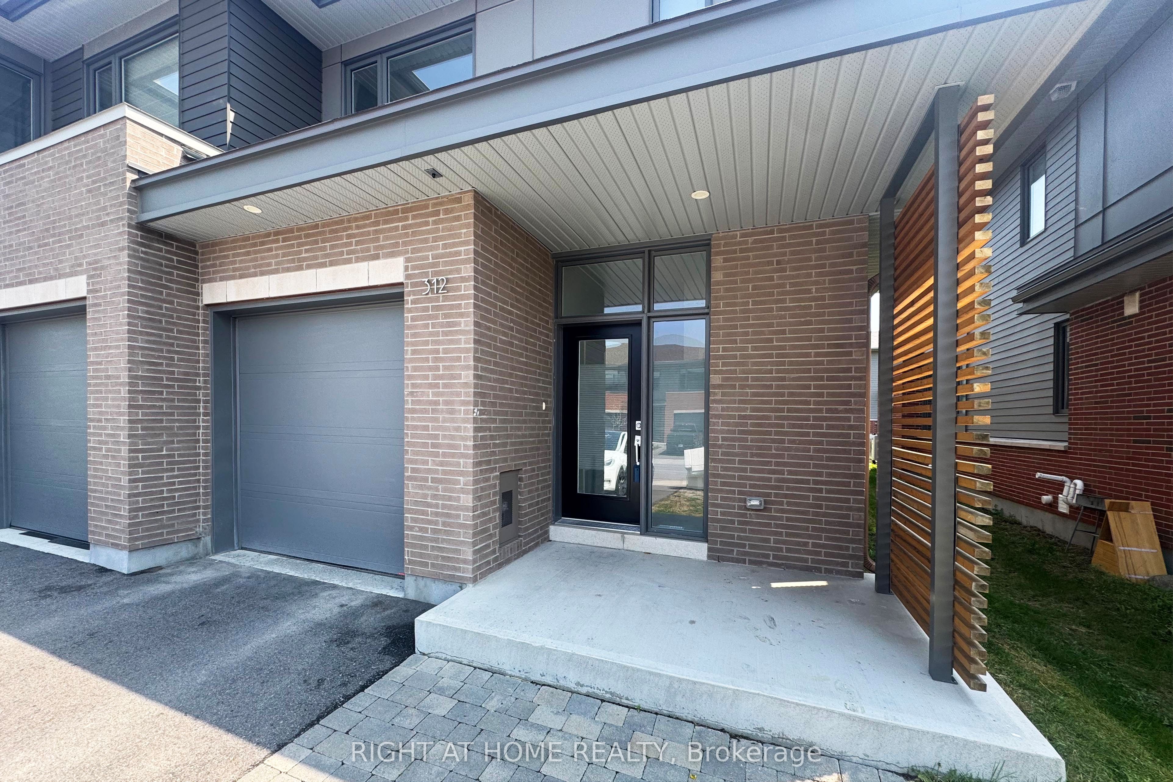 312 WIGWAS Street, Manor Park - Cardinal Glen and Area, ON K1K 5A1 photo 2