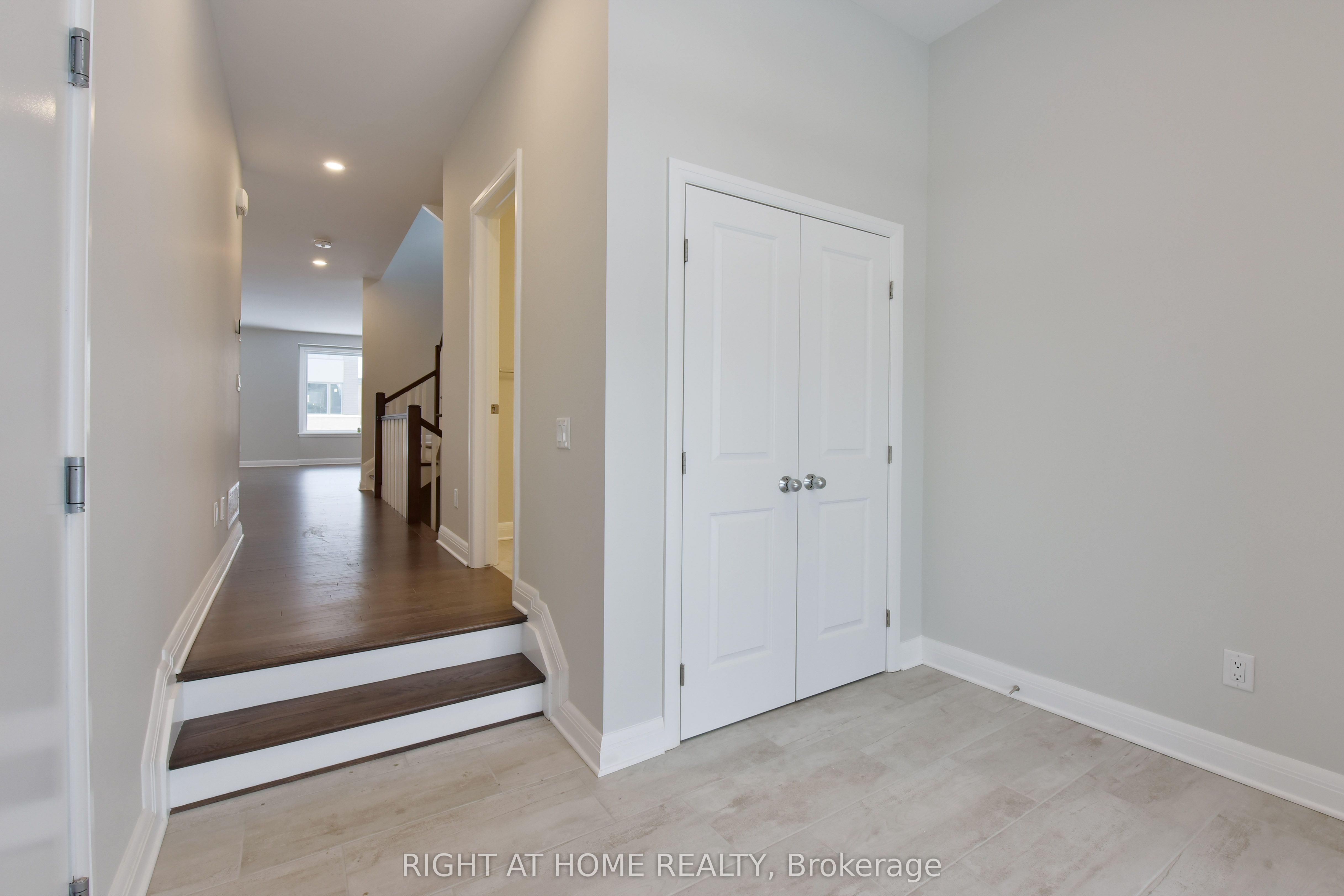 312 WIGWAS Street, Manor Park - Cardinal Glen and Area, ON K1K 5A1 photo 4
