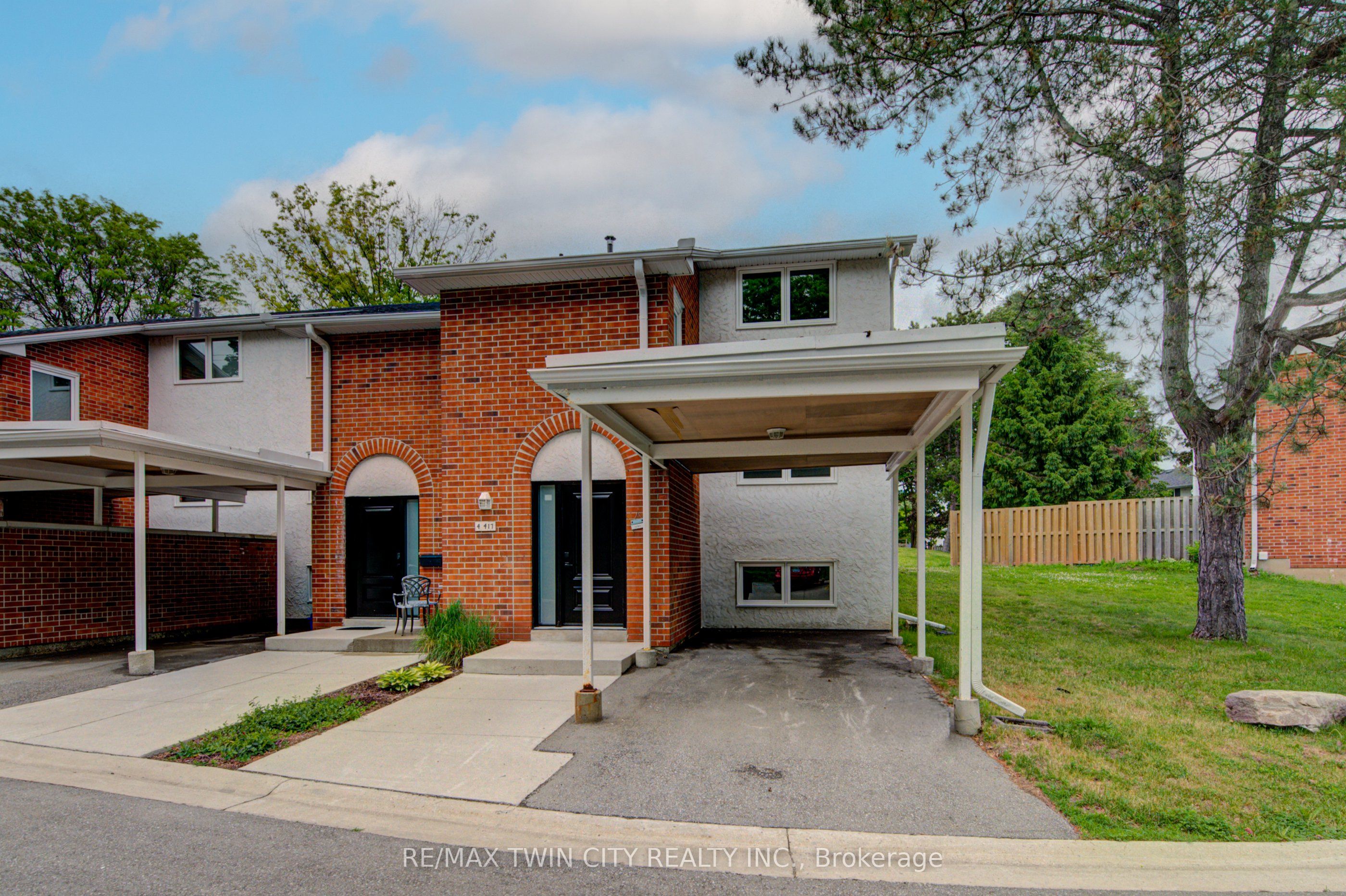 417 Keats Way 4, Waterloo, ON N2L 5S7
