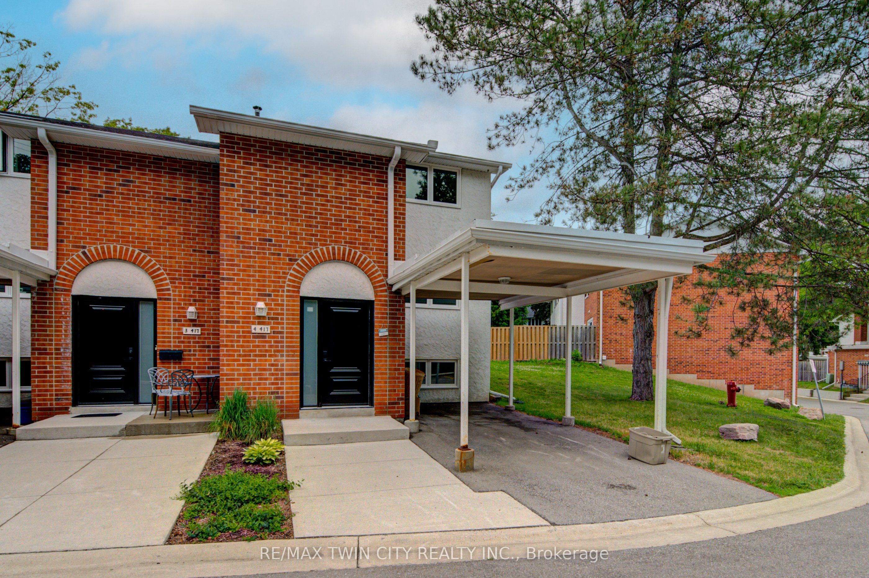 417 Keats Way 4, Waterloo, ON N2L 5S7 photo 2