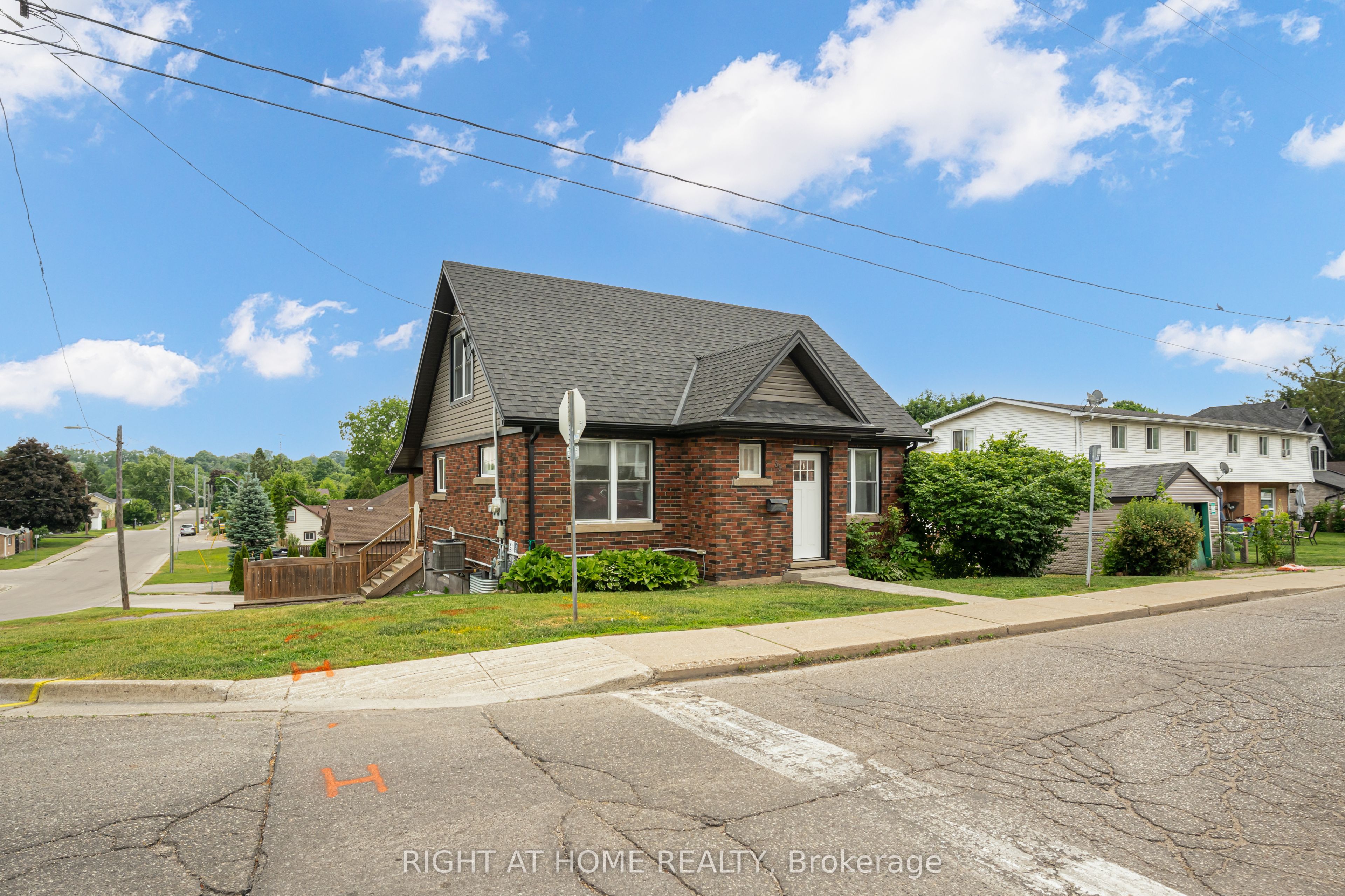 38 WASHINGTON Street, Brant, ON N3L 2A7 photo 2