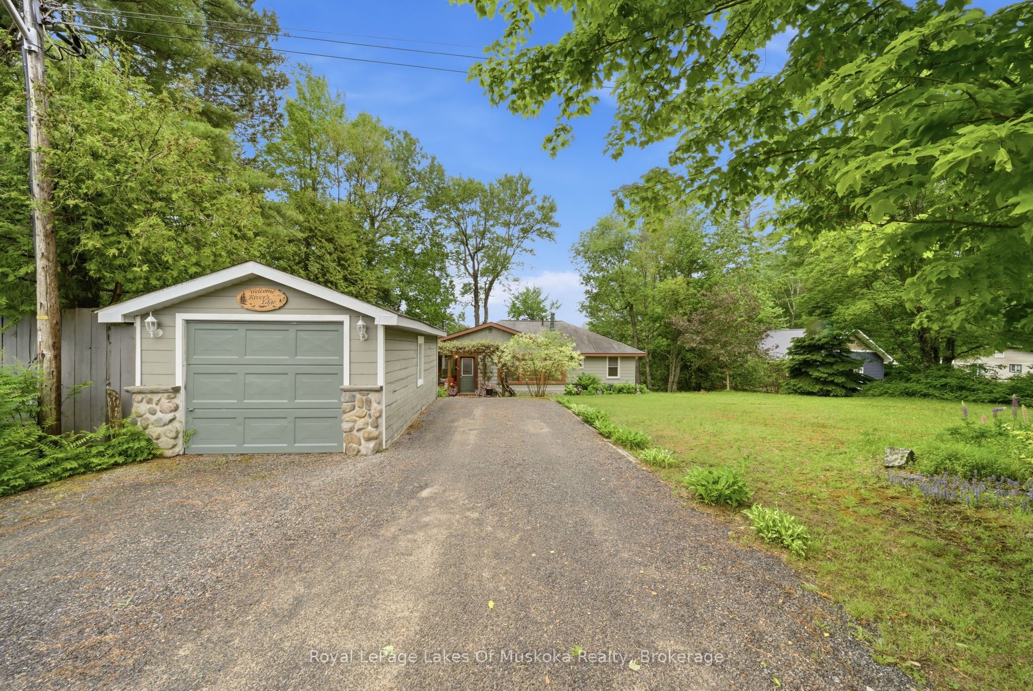 11 Carol Street W, Lake of Bays, ON P0B 1A0 photo 2