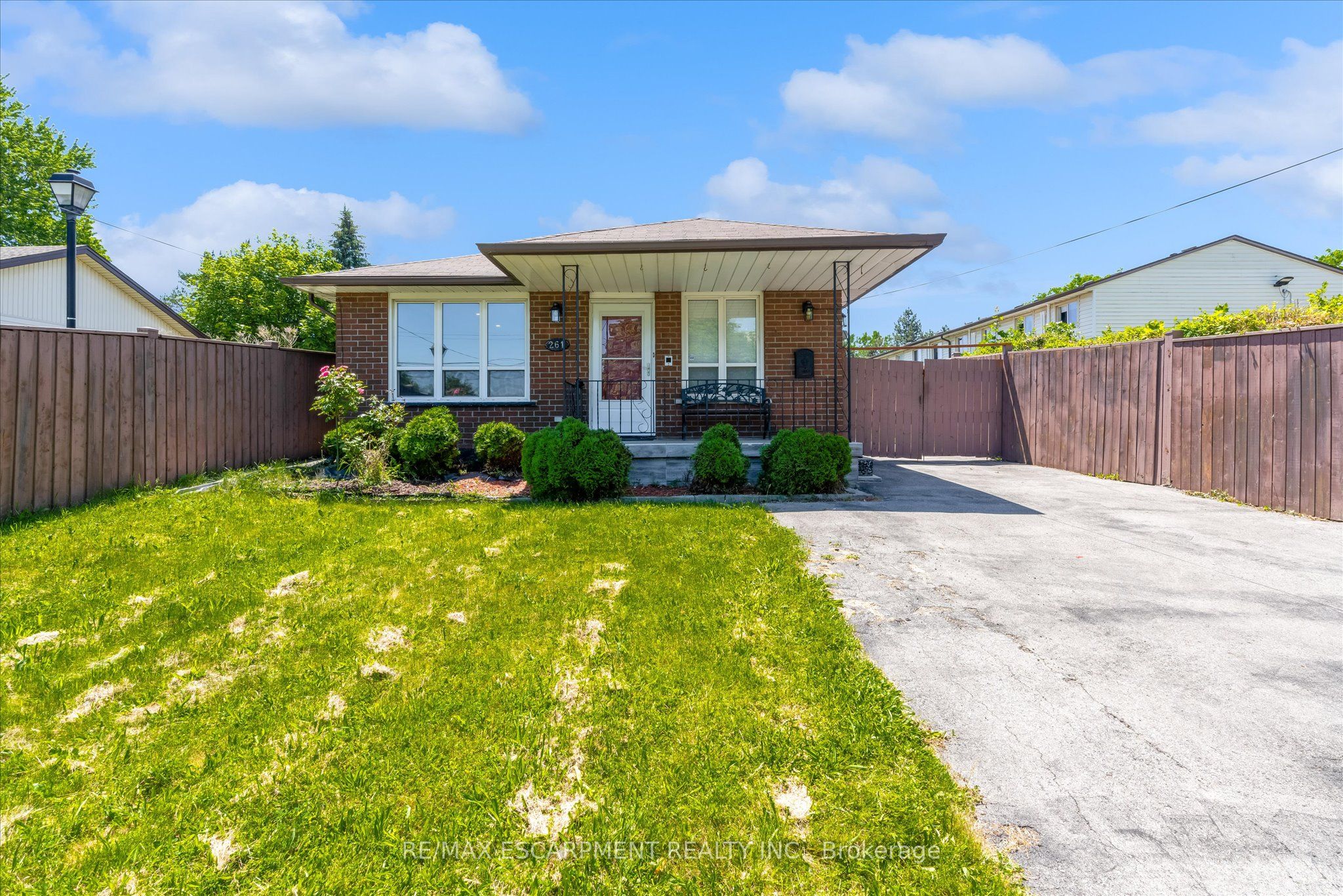 261 LIMERIDGE Road W, Hamilton, ON L9C 2V4 photo 2