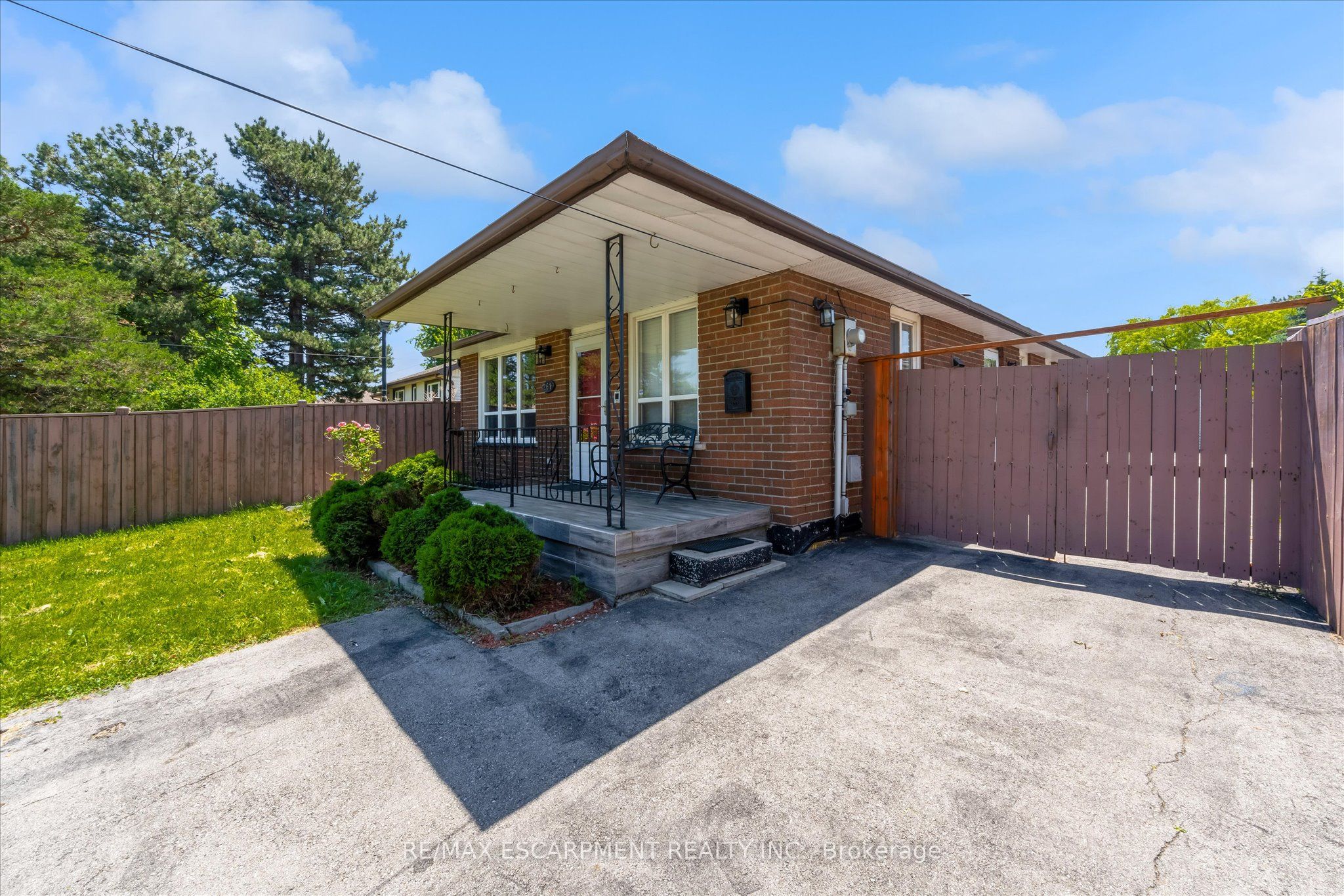 261 LIMERIDGE Road W, Hamilton, ON L9C 2V4 photo 3