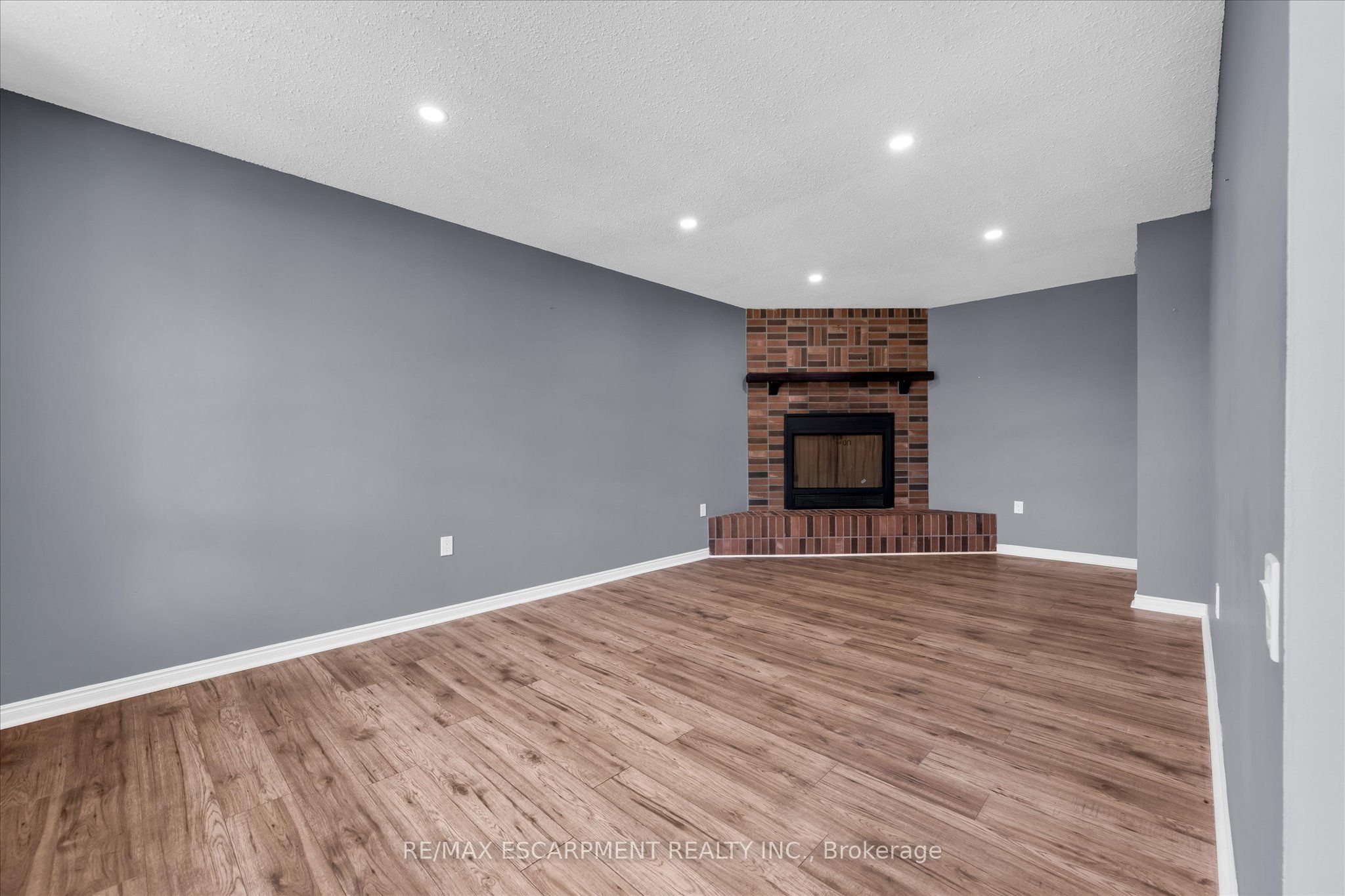 261 LIMERIDGE Road W, Hamilton, ON L9C 2V4 photo 5
