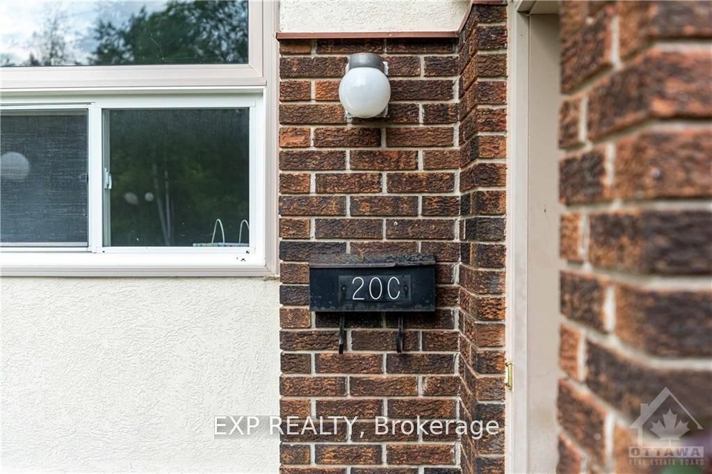 20 FORESTER Crescent C, Bells Corners and South to Fallowfield, ON K2H 8X9 photo 3