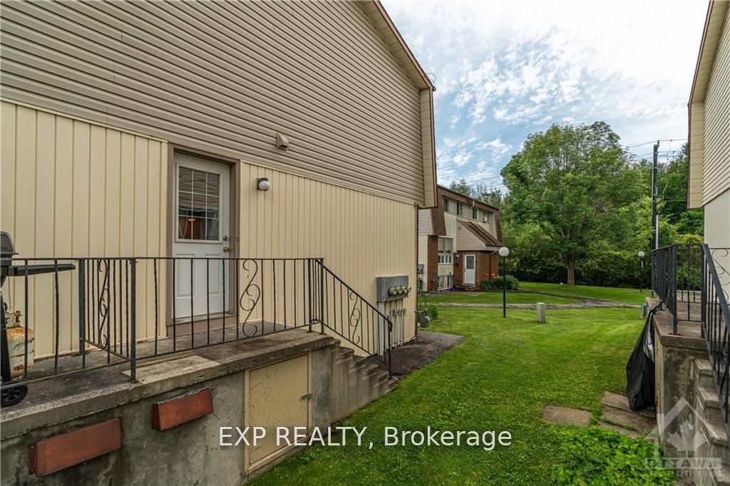 20 FORESTER Crescent C, Bells Corners and South to Fallowfield, ON K2H 8X9 photo 5