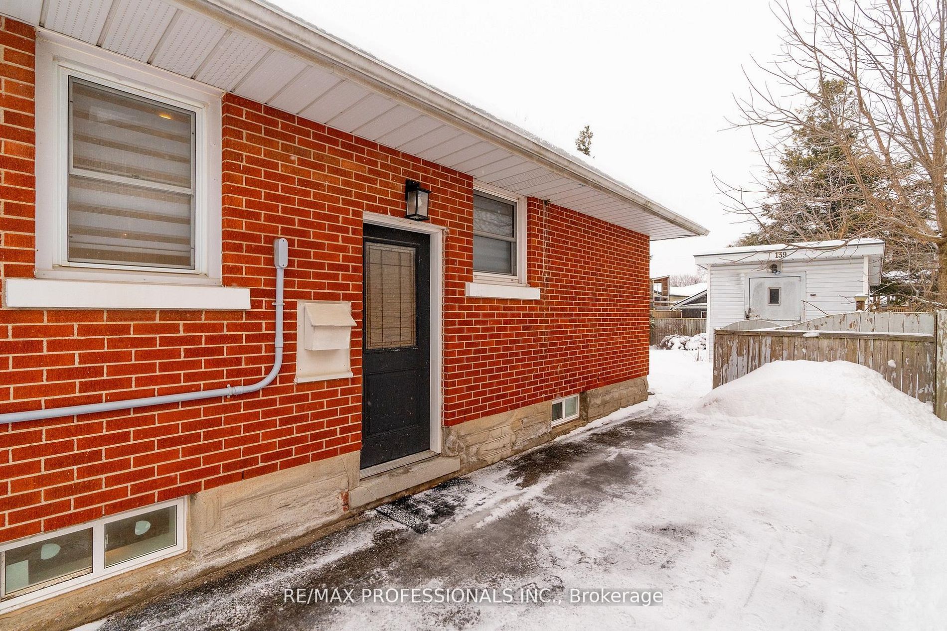 139 Byron Avenue Lower, Kitchener, ON N2C 1Z7 photo 2
