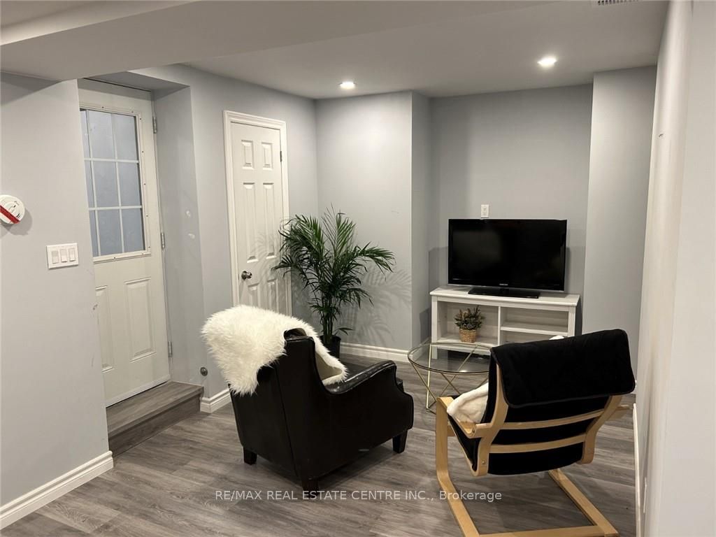 707 Mohawk Road BSMNT, Hamilton, ON L9G 2X1 photo 4