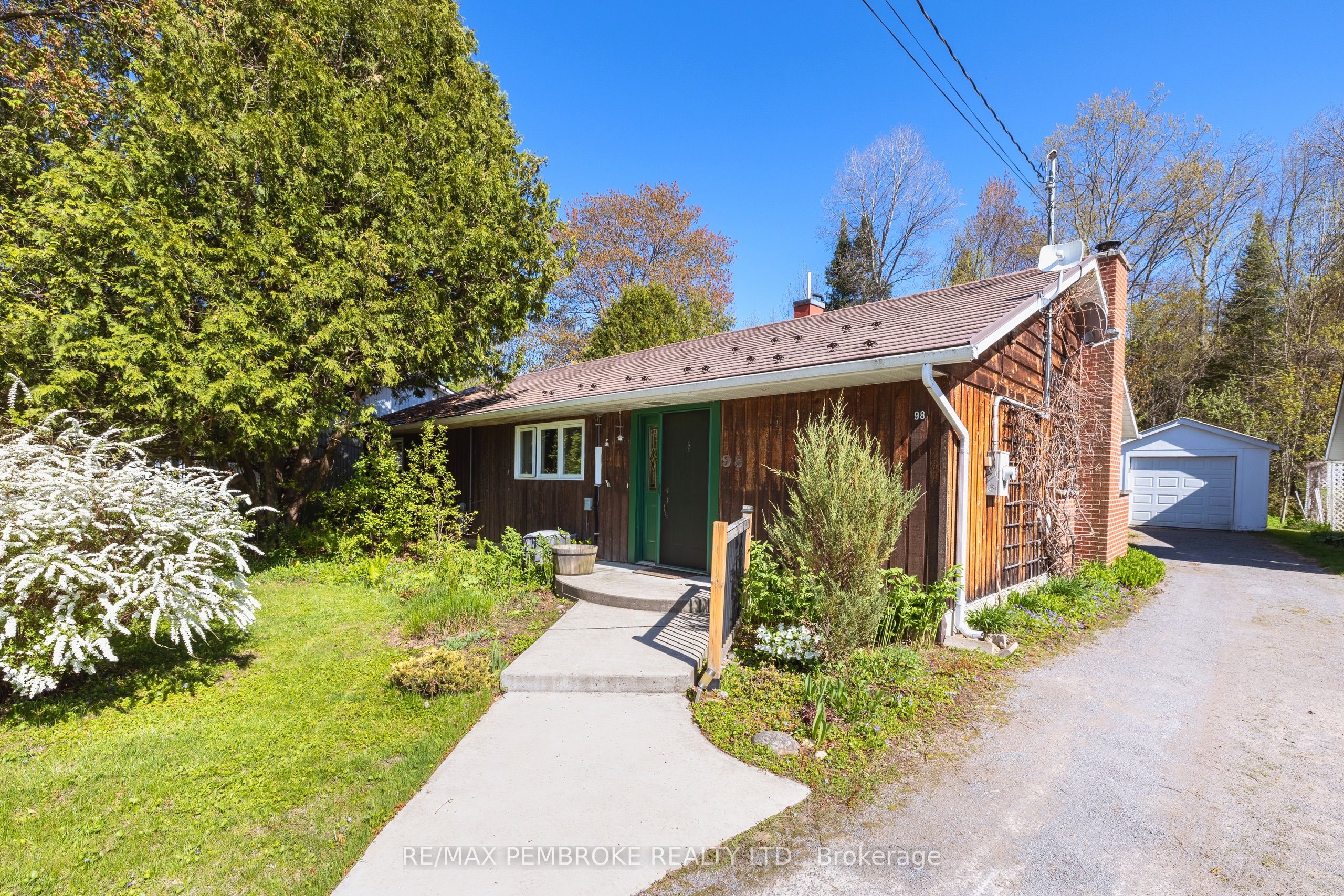 98 Glendale Avenue, Deep River, ON K0J 1P0