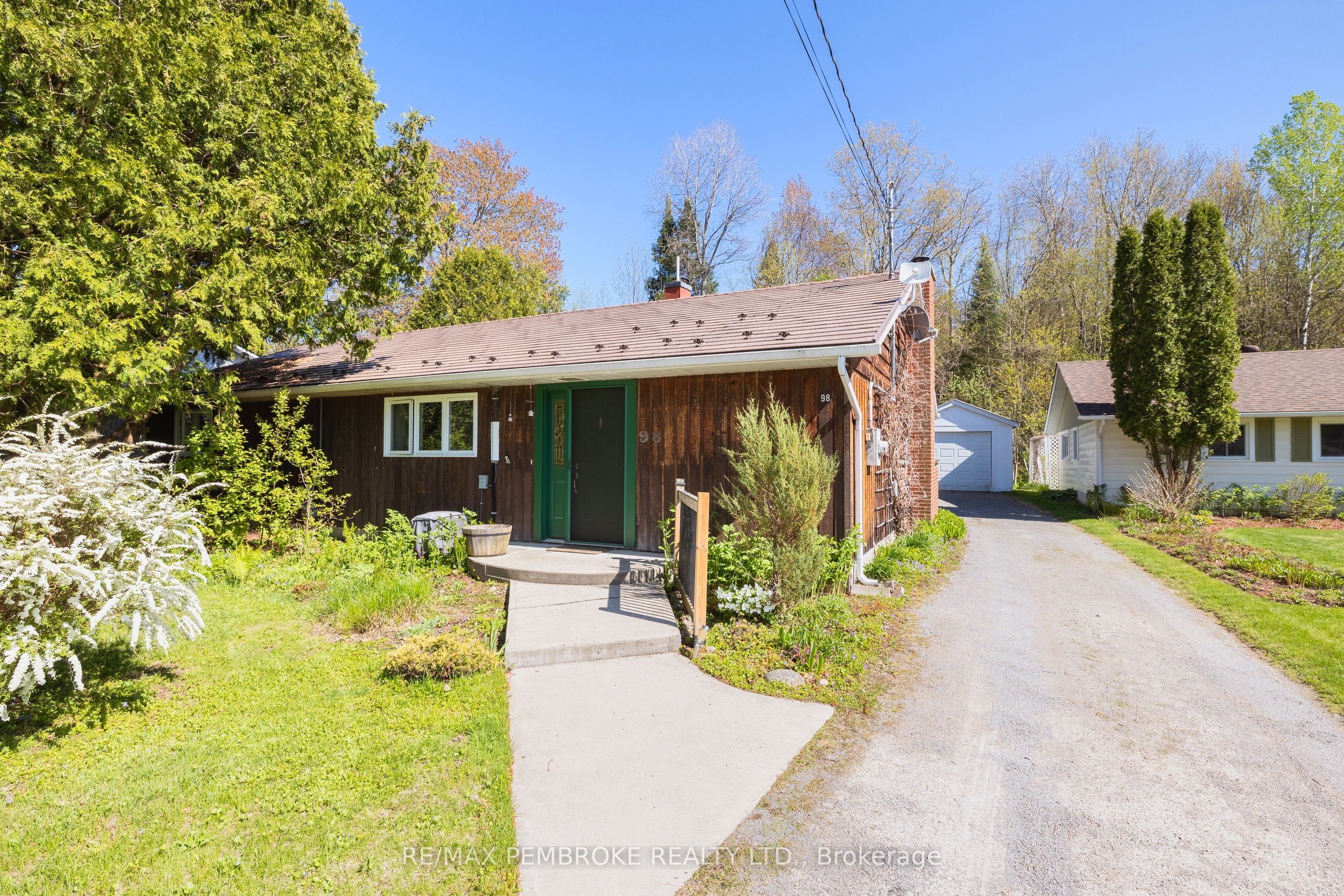 98 Glendale Avenue, Deep River, ON K0J 1P0 photo 2