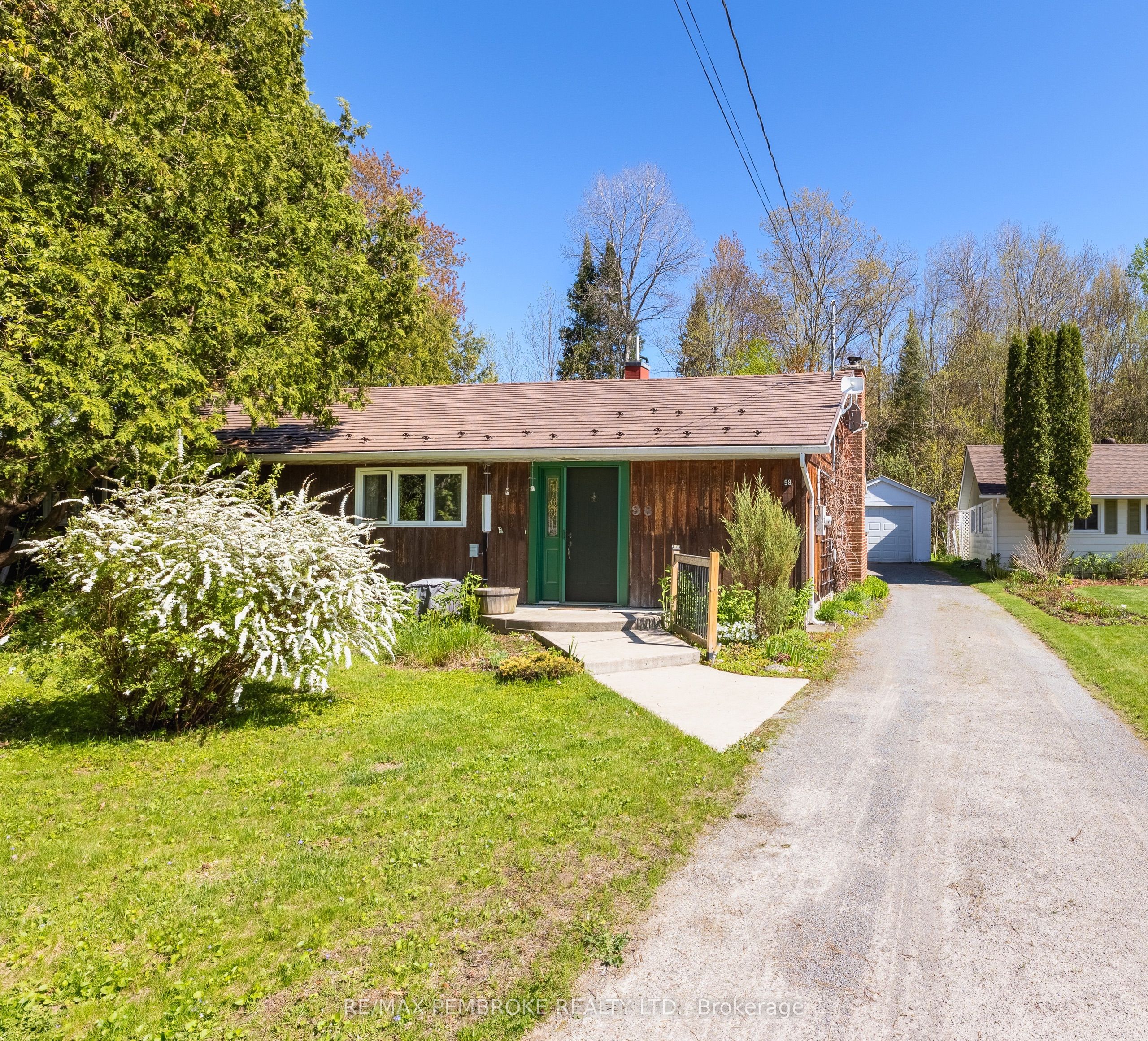 98 Glendale Avenue, Deep River, ON K0J 1P0 photo 3