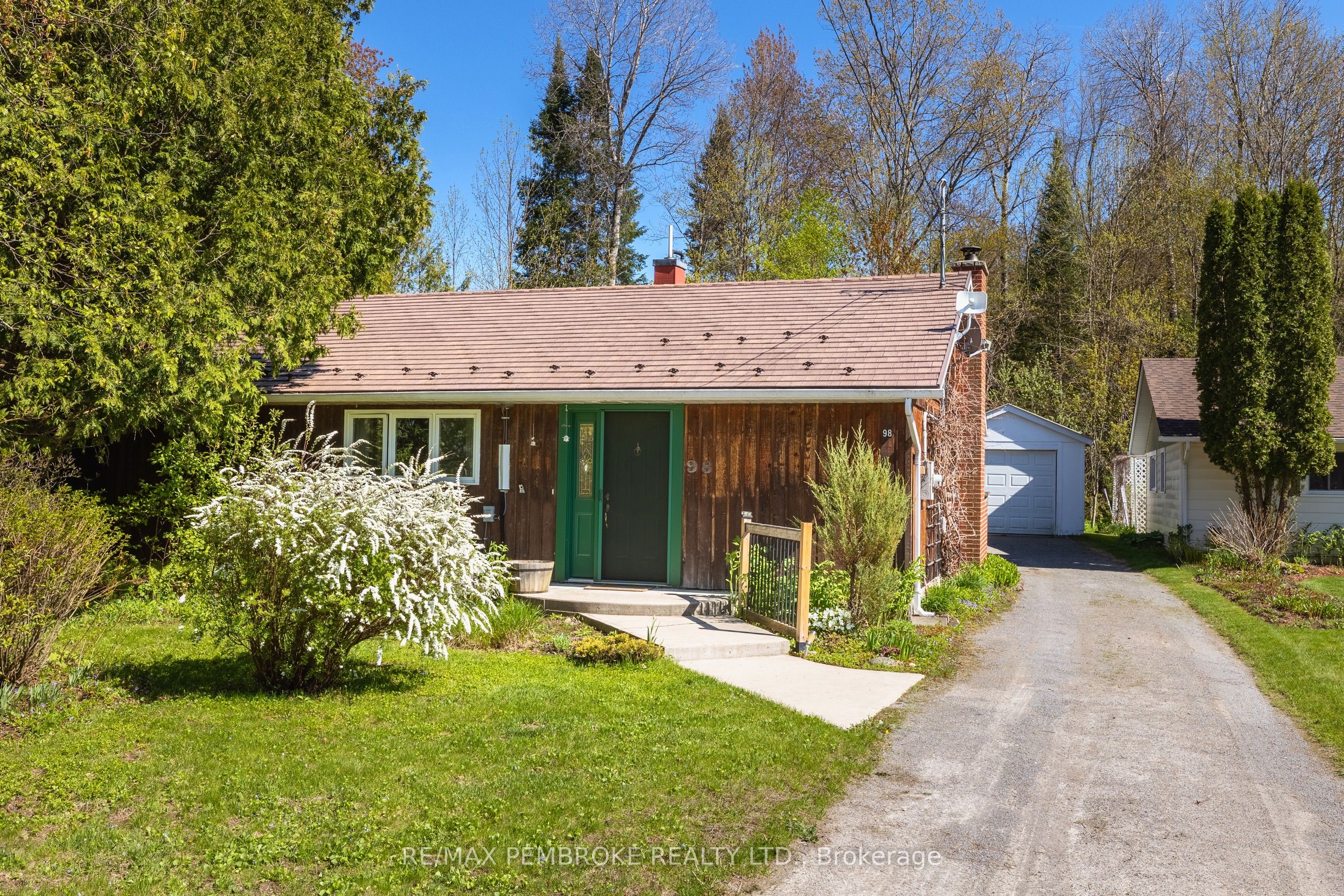 98 Glendale Avenue, Deep River, ON K0J 1P0 photo 4