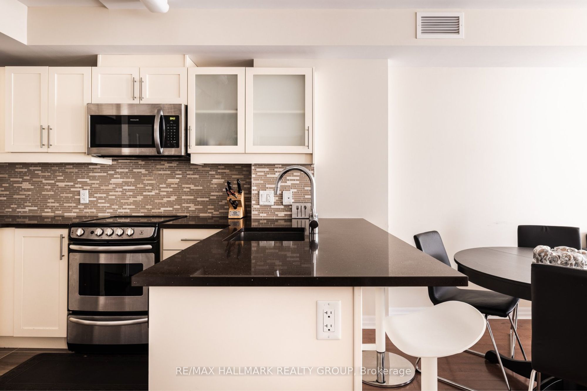 195 BESSERER Street 2106, Lower Town - Sandy Hill, ON K1N 0B6 photo 3