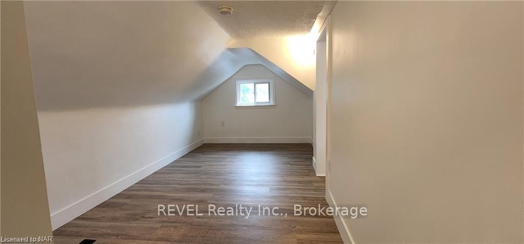 5 Linwood Street Upper, St. Catharines, ON L2R 1H2 photo 2