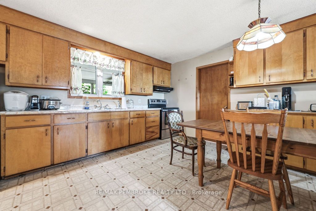 126 Hilltop Drive, Whitewater Region, ON K0J 2L0 photo 5