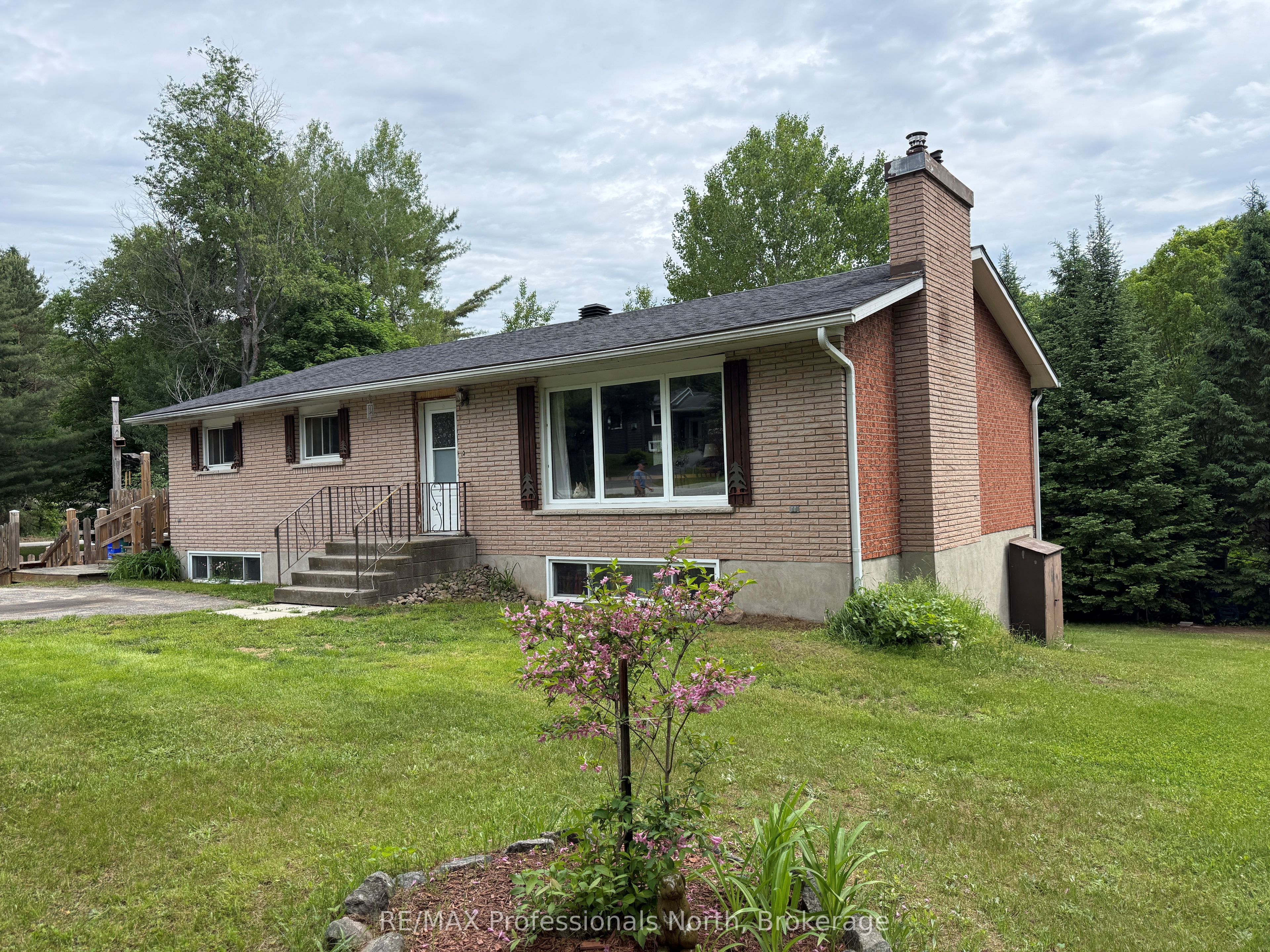 37 Spruce Drive S, Huntsville, ON P0B 1L0