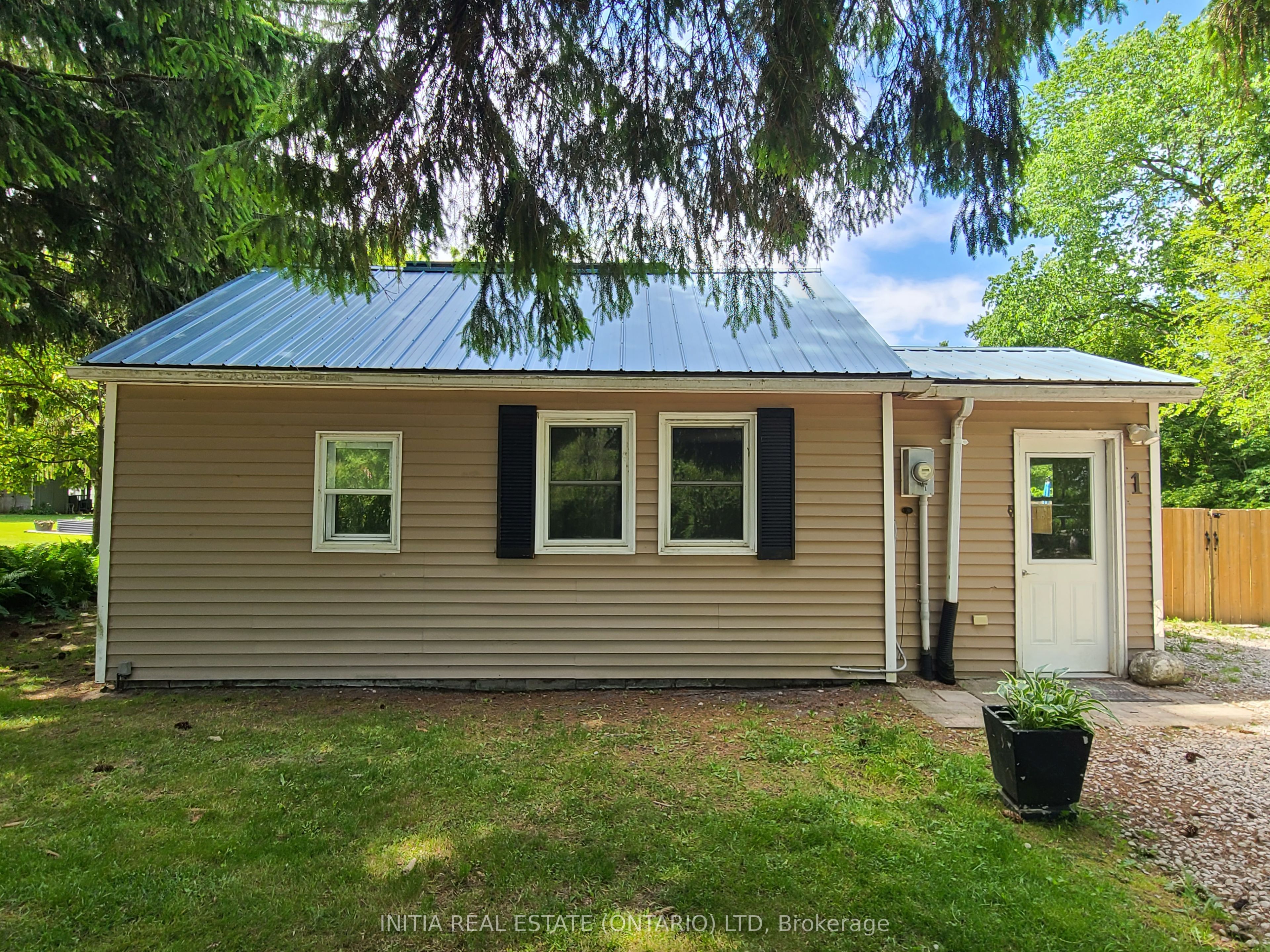 1 Dundas Street, Newbury, ON N0L 1Z0