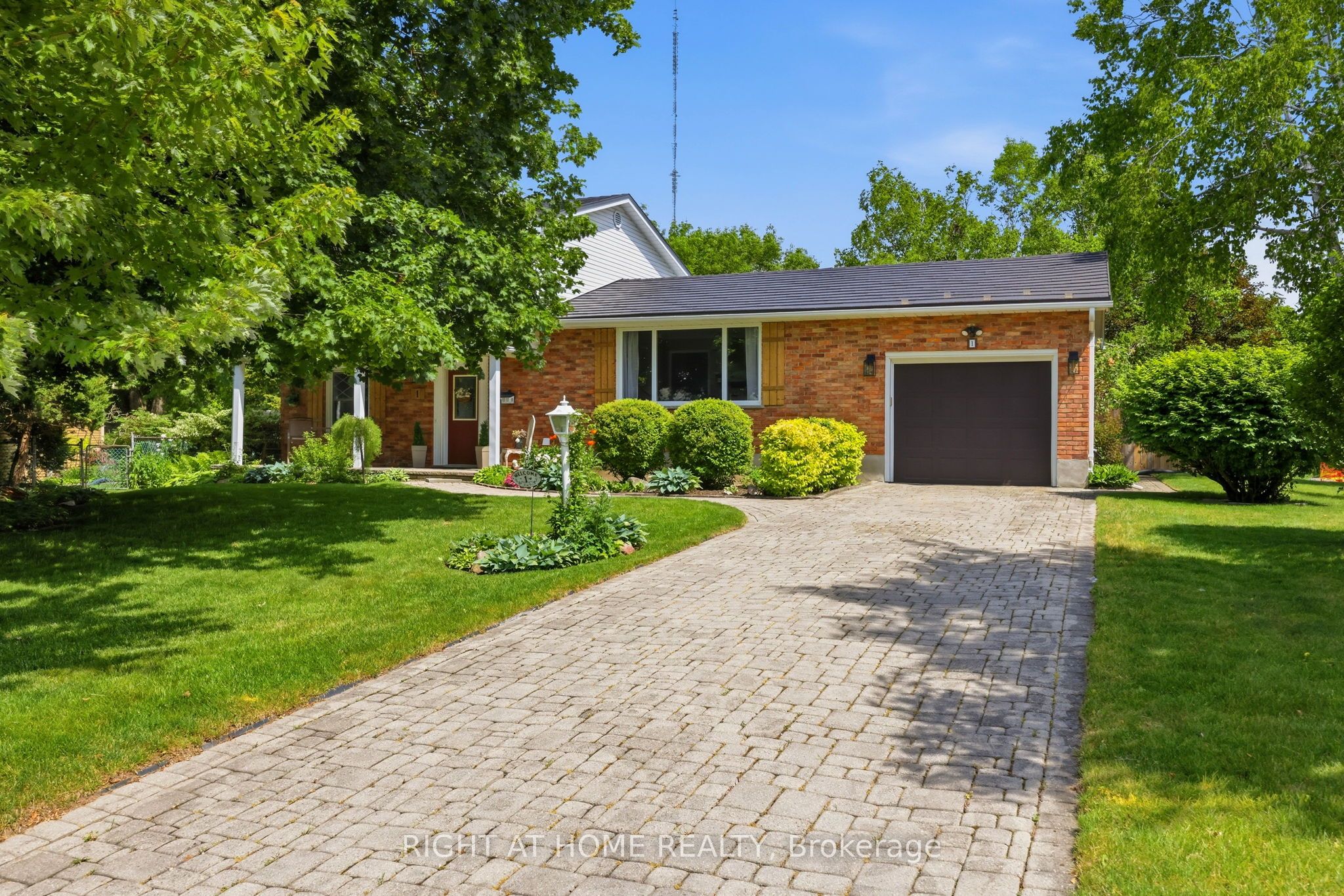 1 Jason Court, London South, ON N6J 2B9