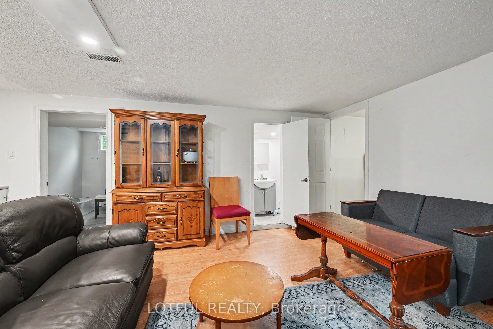 2427 Chasseur Avenue 3, Billings Bridge - Riverside Park and Area, ON K1V 8E5 photo 5