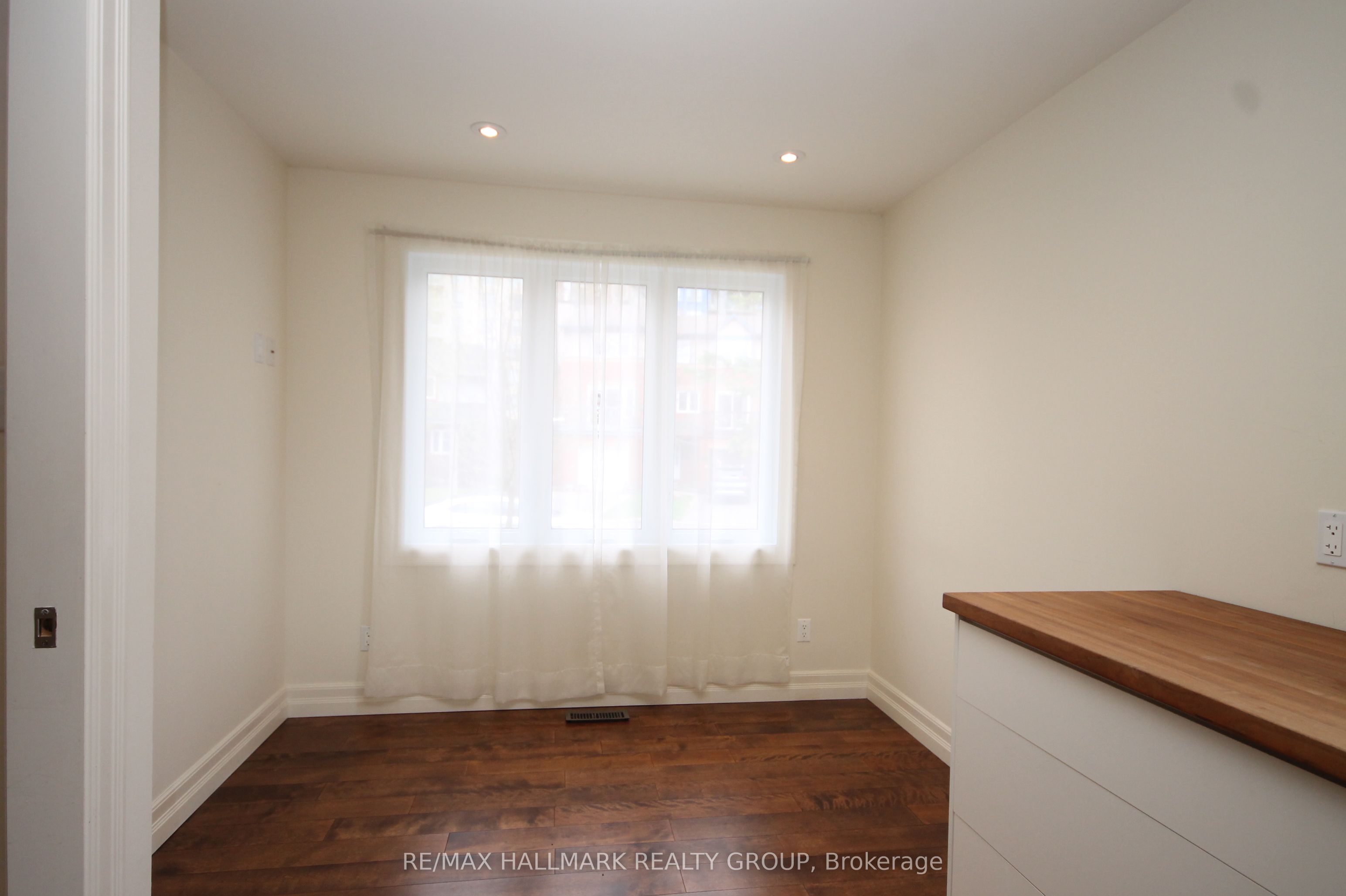 204 Dunbarton Court, Manor Park - Cardinal Glen and Area, ON K1K 4L7 photo 4
