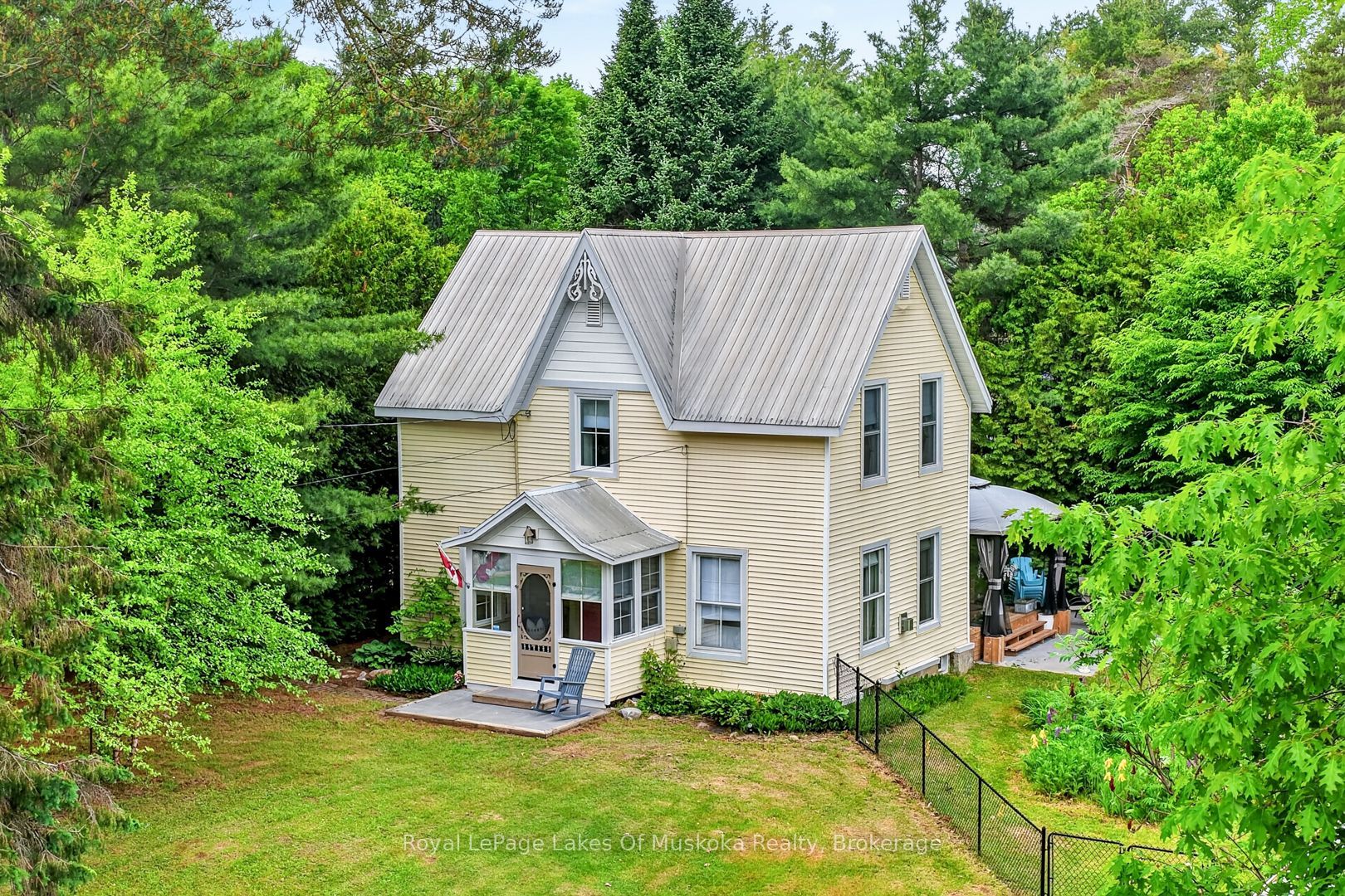 4 Spruce Street E, Lake of Bays, ON P0B 1A0