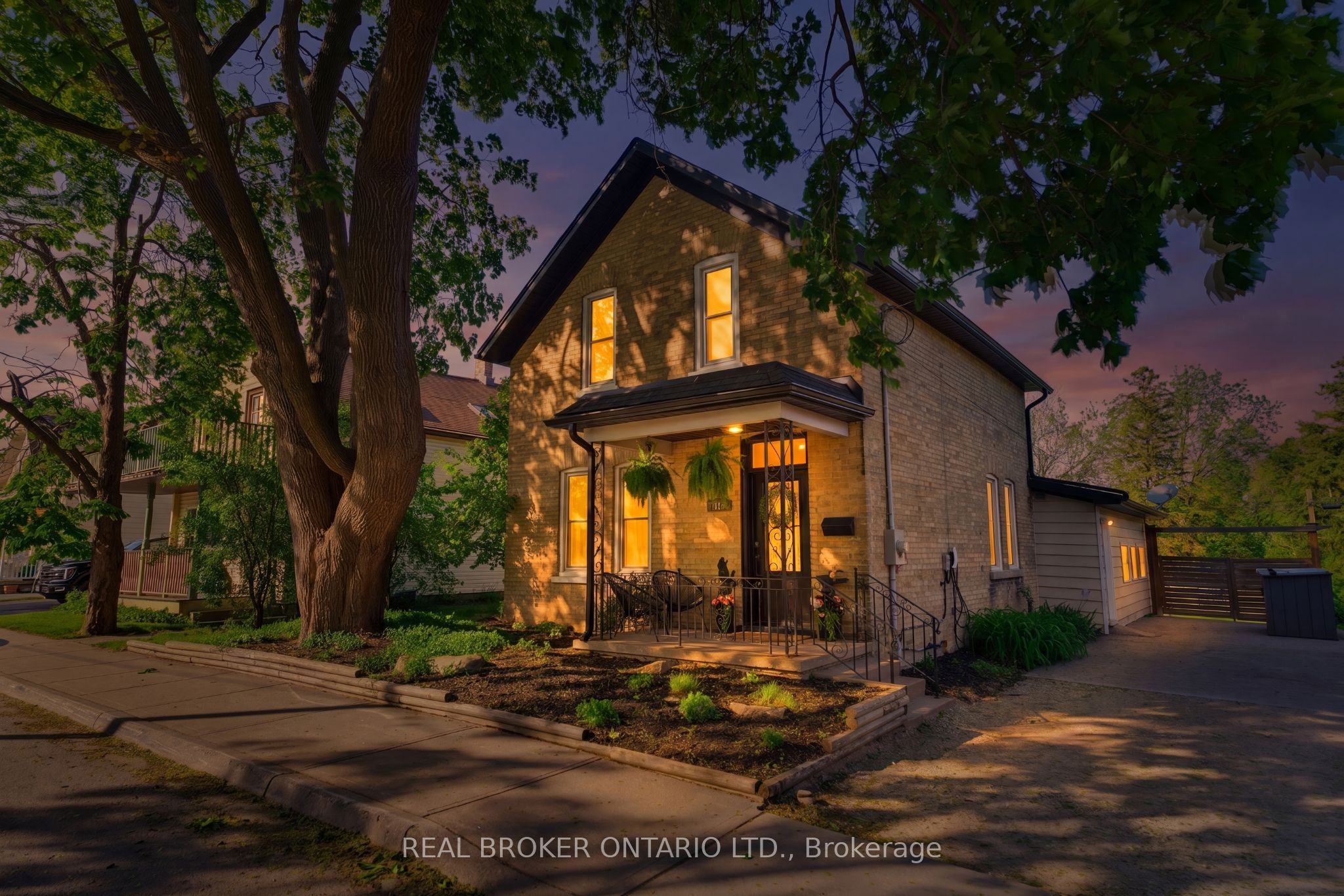 440 Duke Street W, Kitchener, ON N2H 3Y8 photo 2