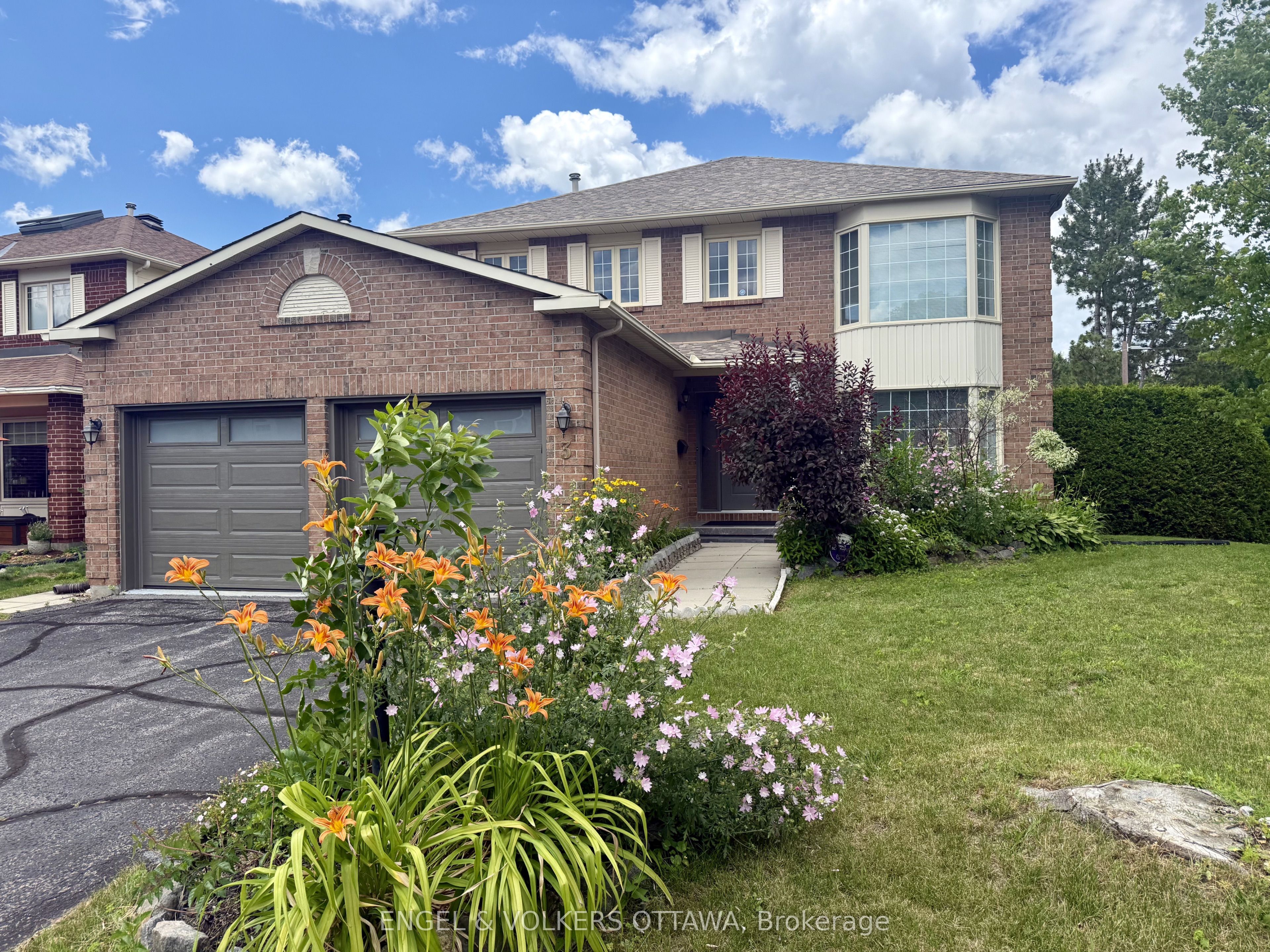 3 Balding Crescent, Kanata, ON K2K 2L4