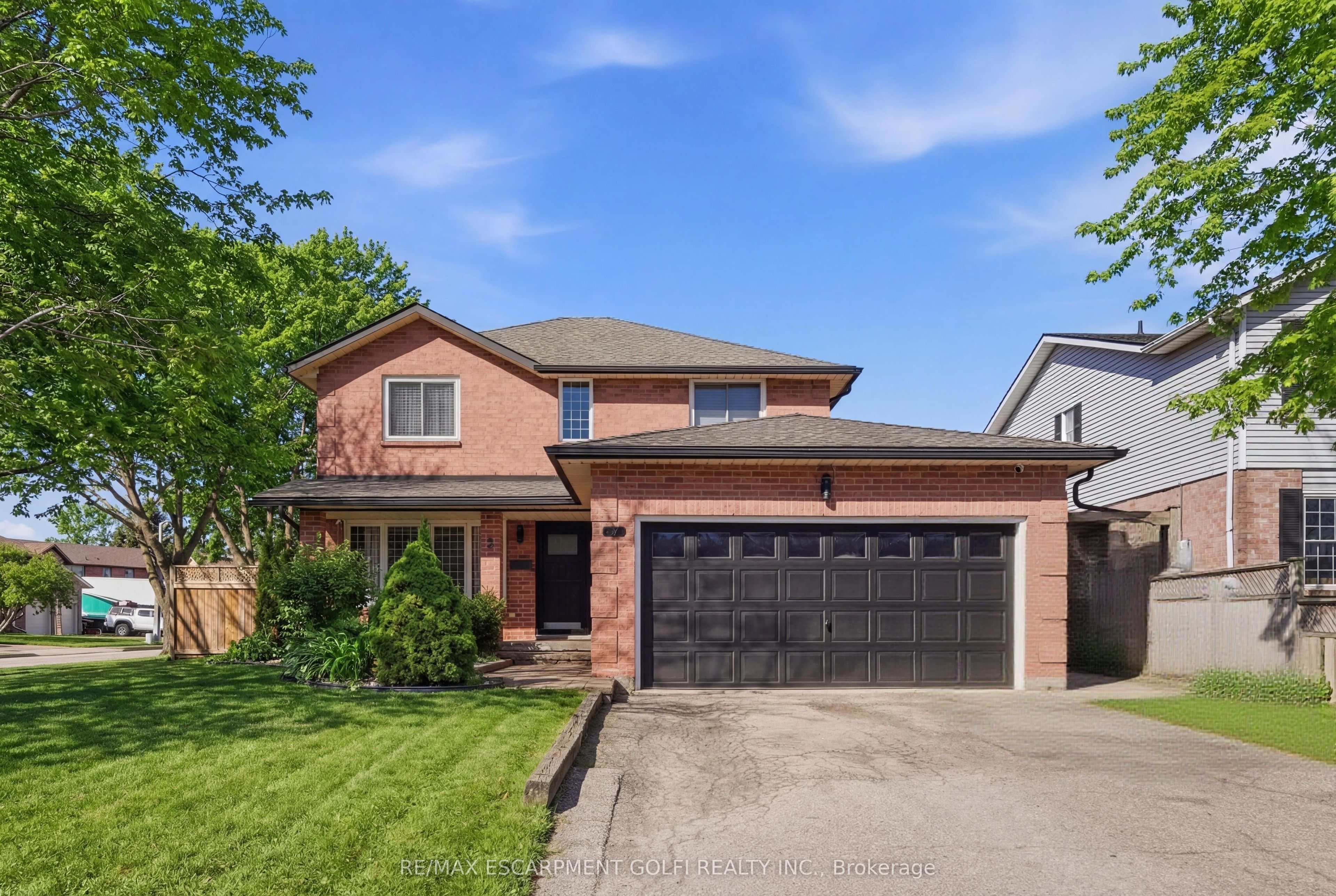 2 Hickory Court, Welland, ON L3C 6S9