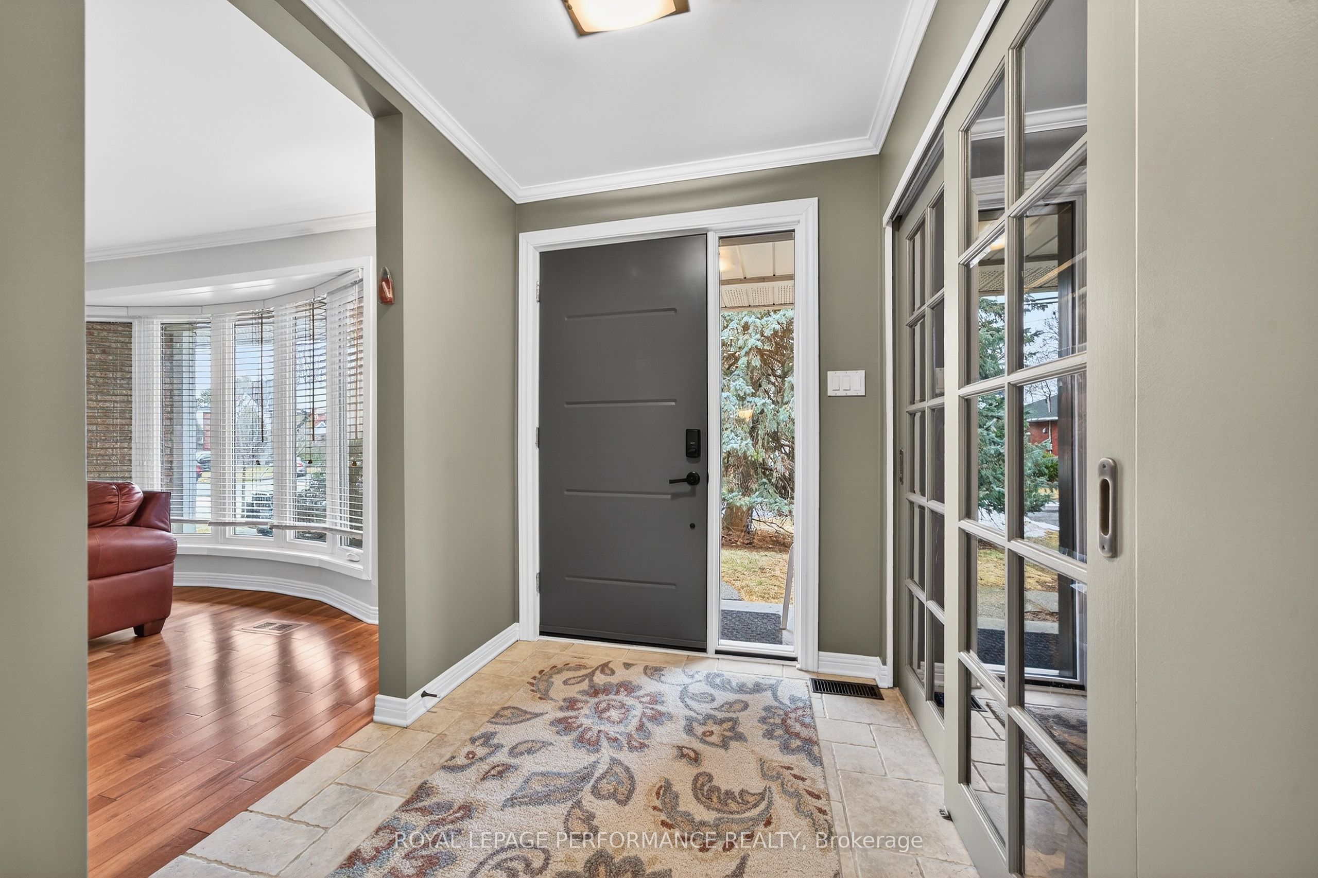 270 Compton Avenue, Woodroffe, ON K2B 5A9 photo 3