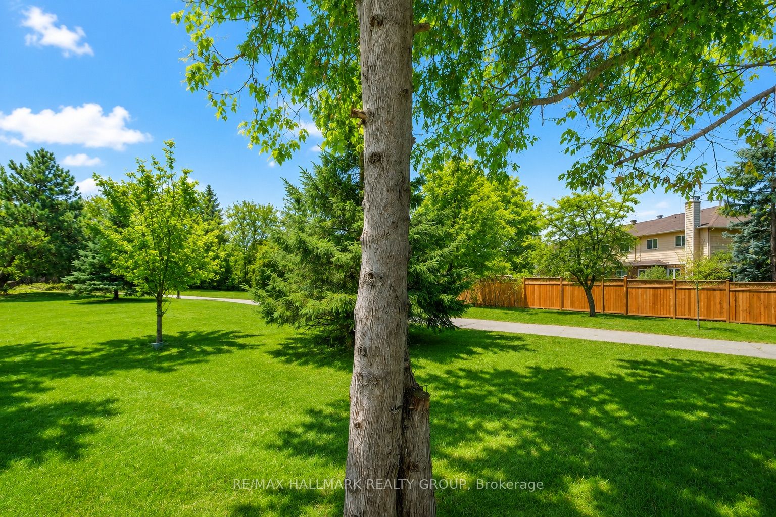 110 Hunter's Glen Crescent, Hunt Club - South Keys and Area, ON K1T 3R1 photo 2