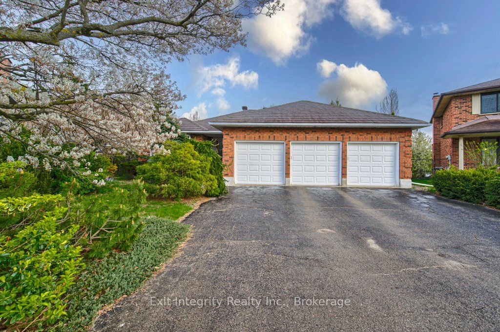 247 Rolling Acres Court, Kitchener, ON N2A 3W5 photo 2