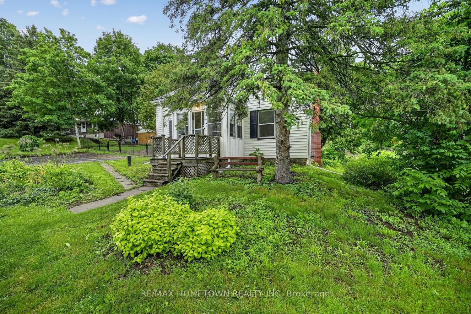 15 Perth Street, Elizabethtown-Kitley, ON K0E 1M0 photo 3