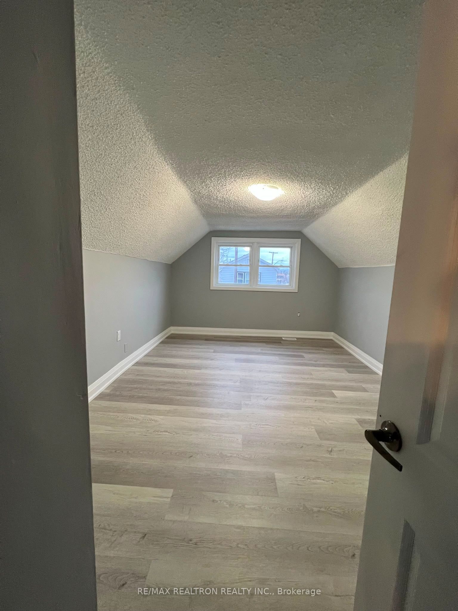 31 Greenaway Avenue Upper Level, Hamilton, ON L8C 6C3
