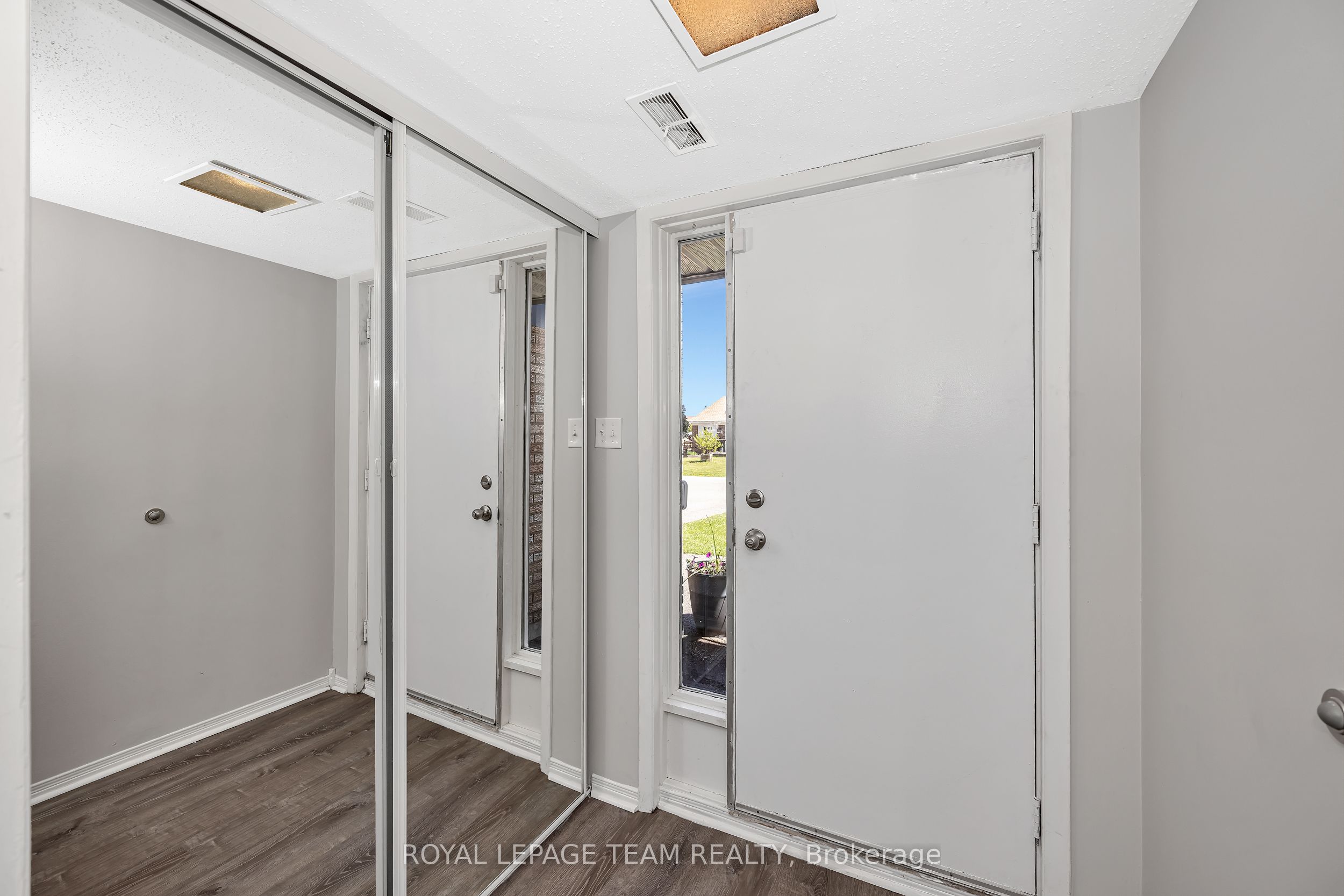 276 Dalehurst Drive C, Tanglewood - Grenfell Glen - Pineglen, ON K2G 4J5 photo 3