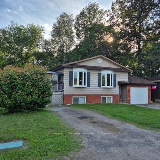 8 Gouldie Street, Huntsville, ON P1H 1M5